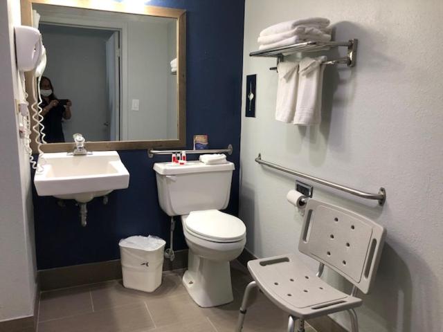 Suite with Hot Tub photo 2