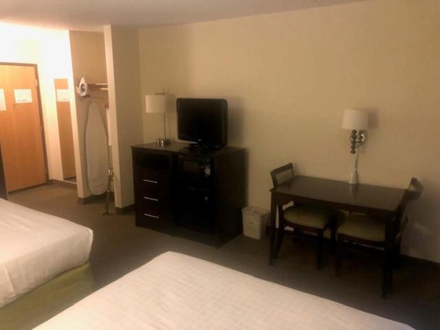 Queen Room with Two Queen Beds - Non-Smoking photo 3