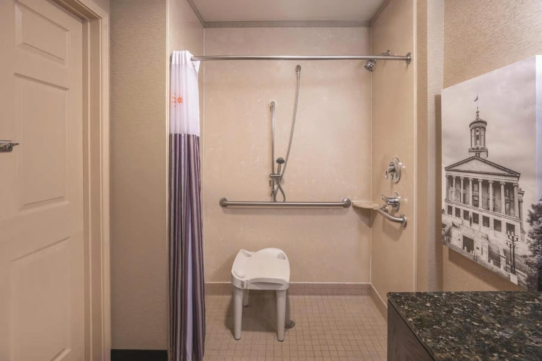 Queen Room with Two Queen Beds - Mobility Access/Non-Smoking - Photo 2