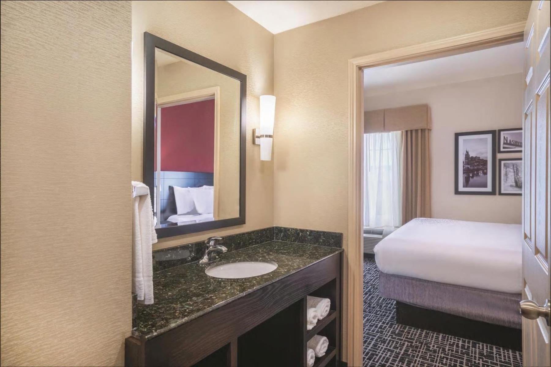 One-Bedroom King Suite - Non-Smoking - Photo 4