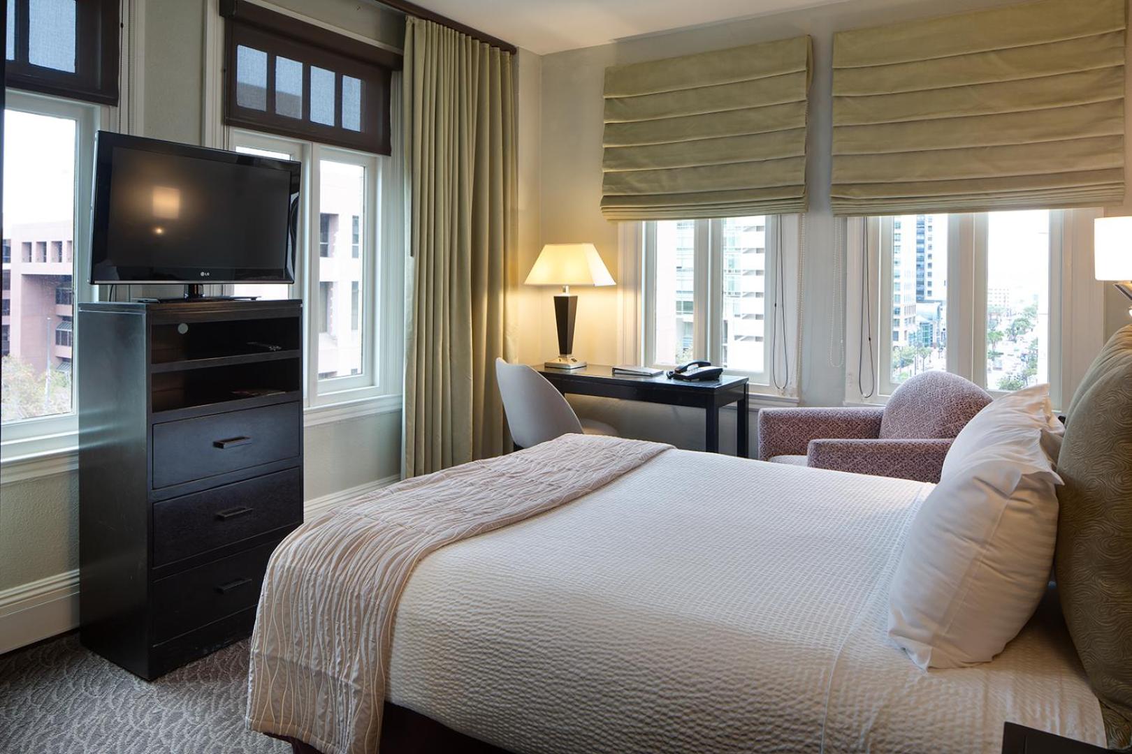One Queen Bed CitySide View - Photo 4
