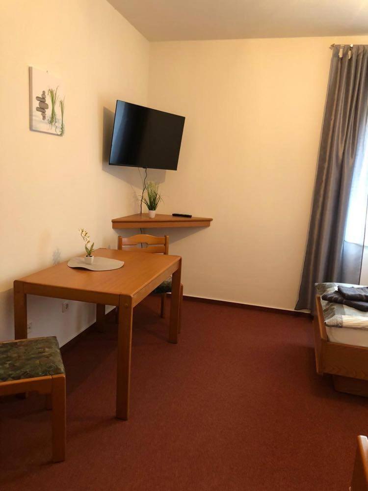 Double Room with Private Bathroom - Photo 2