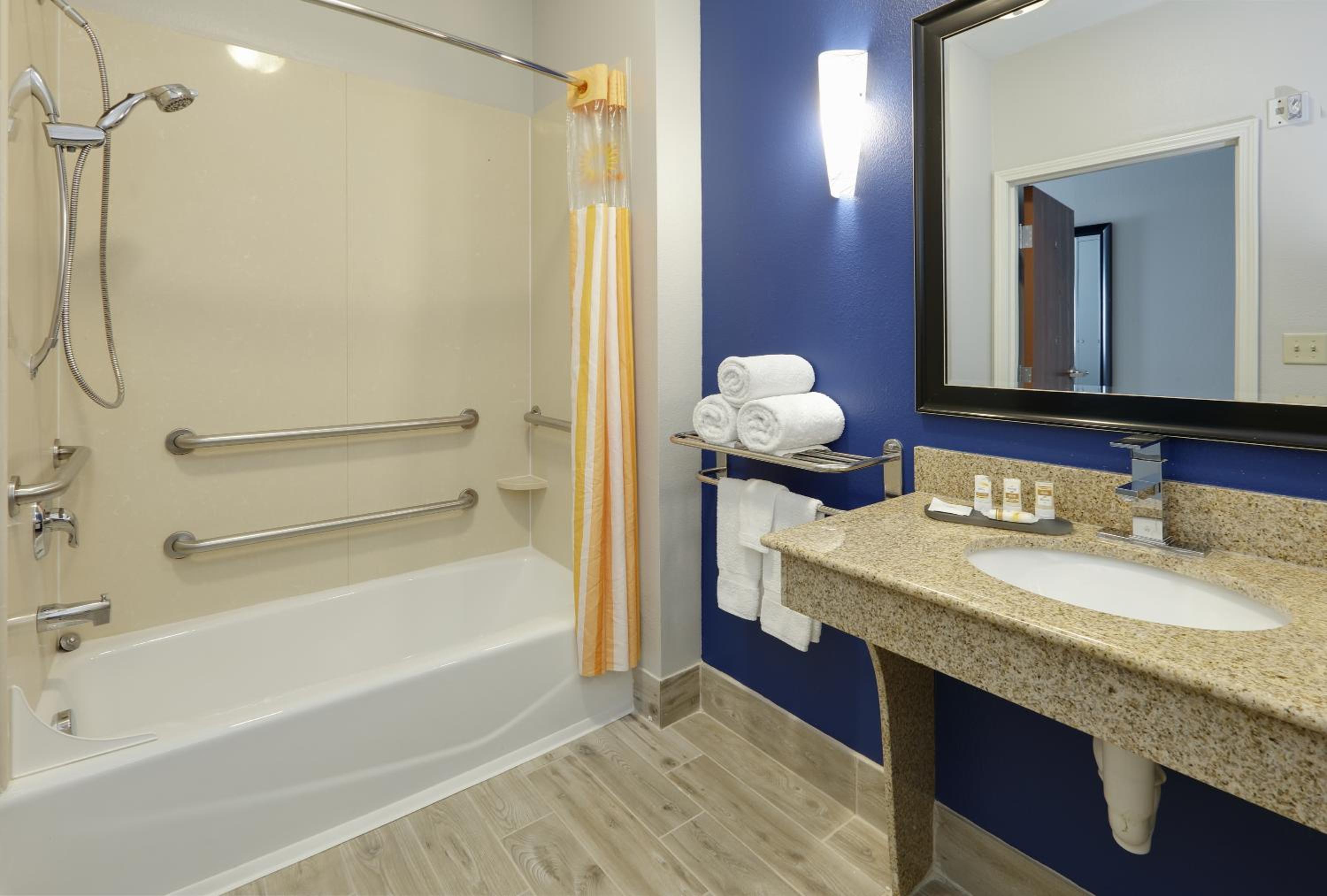 Two Queen Beds - Mobility and Hearing Impaired Access/Non-Smoking - Photo 2