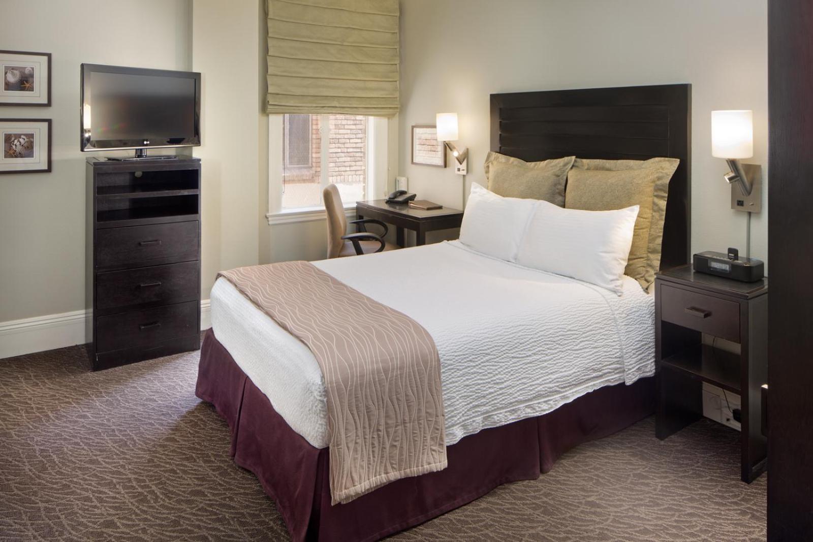 One Queen Bed - Photo 1