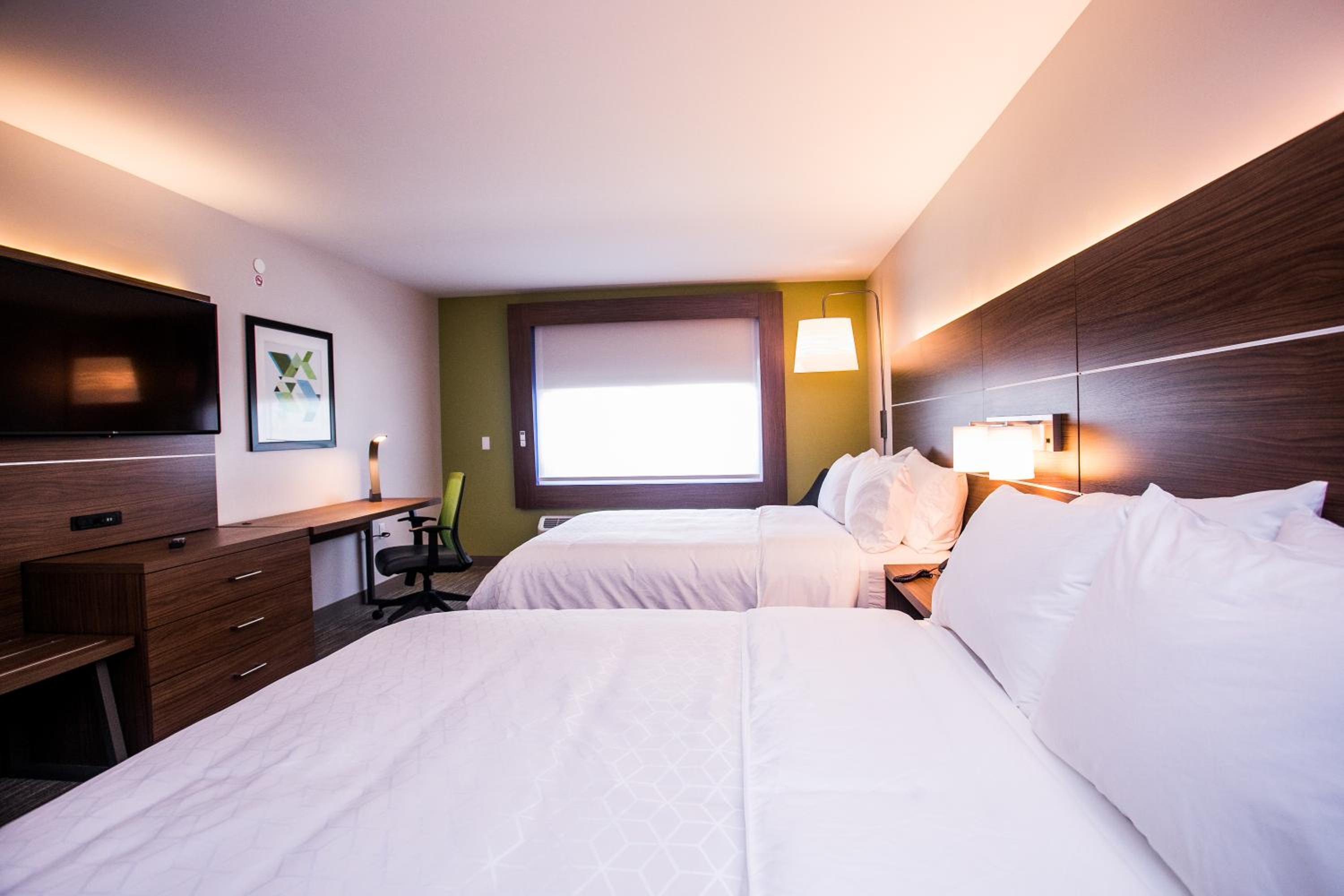 Suite with Two Queen Beds - Photo 5