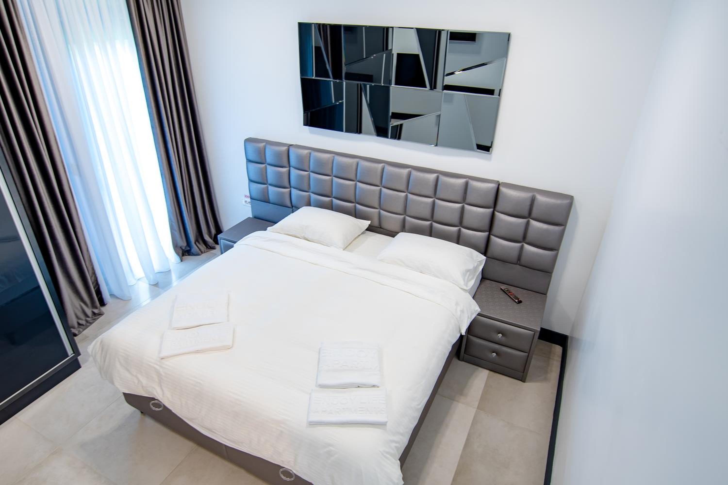 Apartment with Balcony - Photo 5