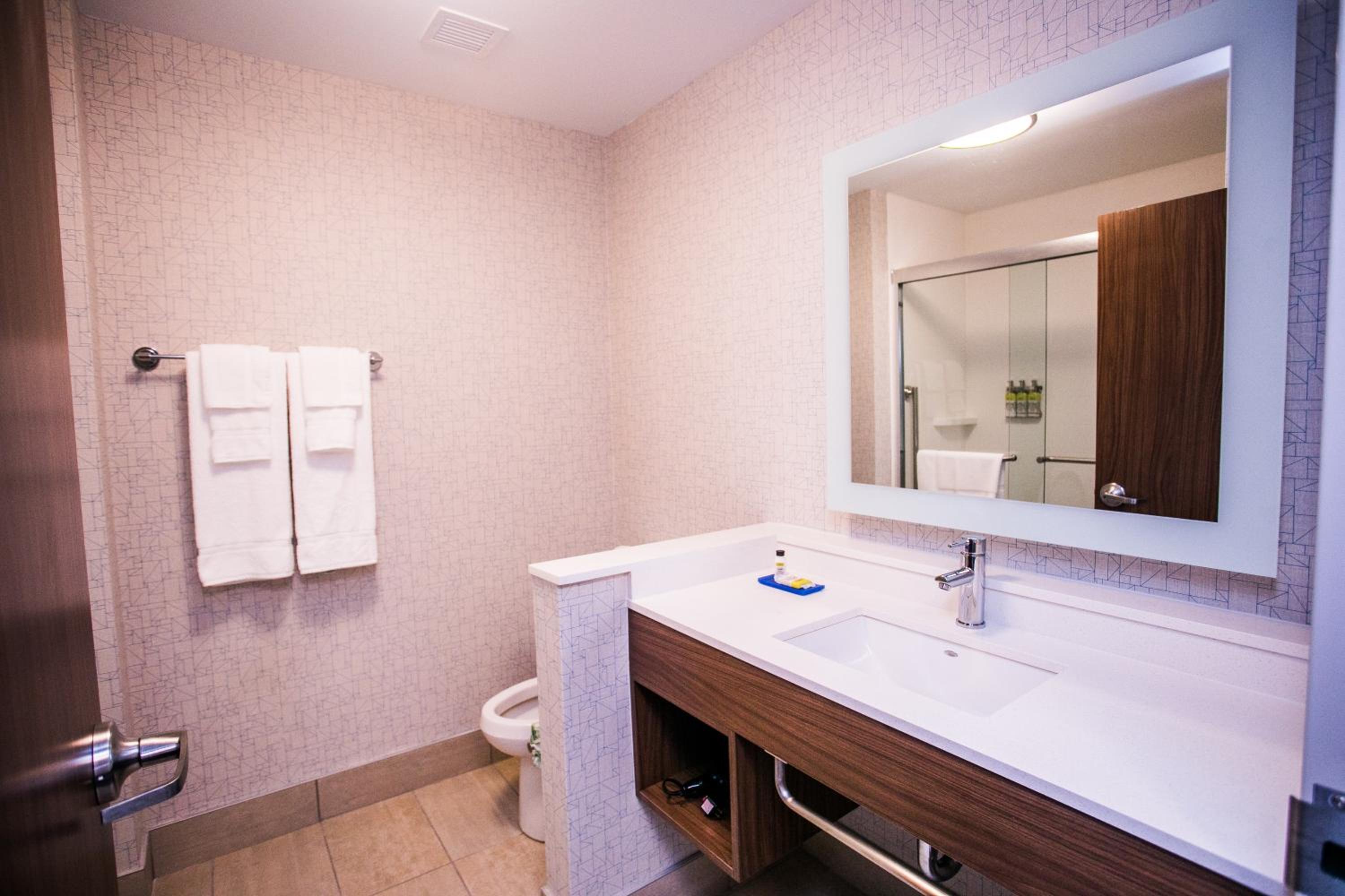 Suite with Two Queen Beds - Photo 3