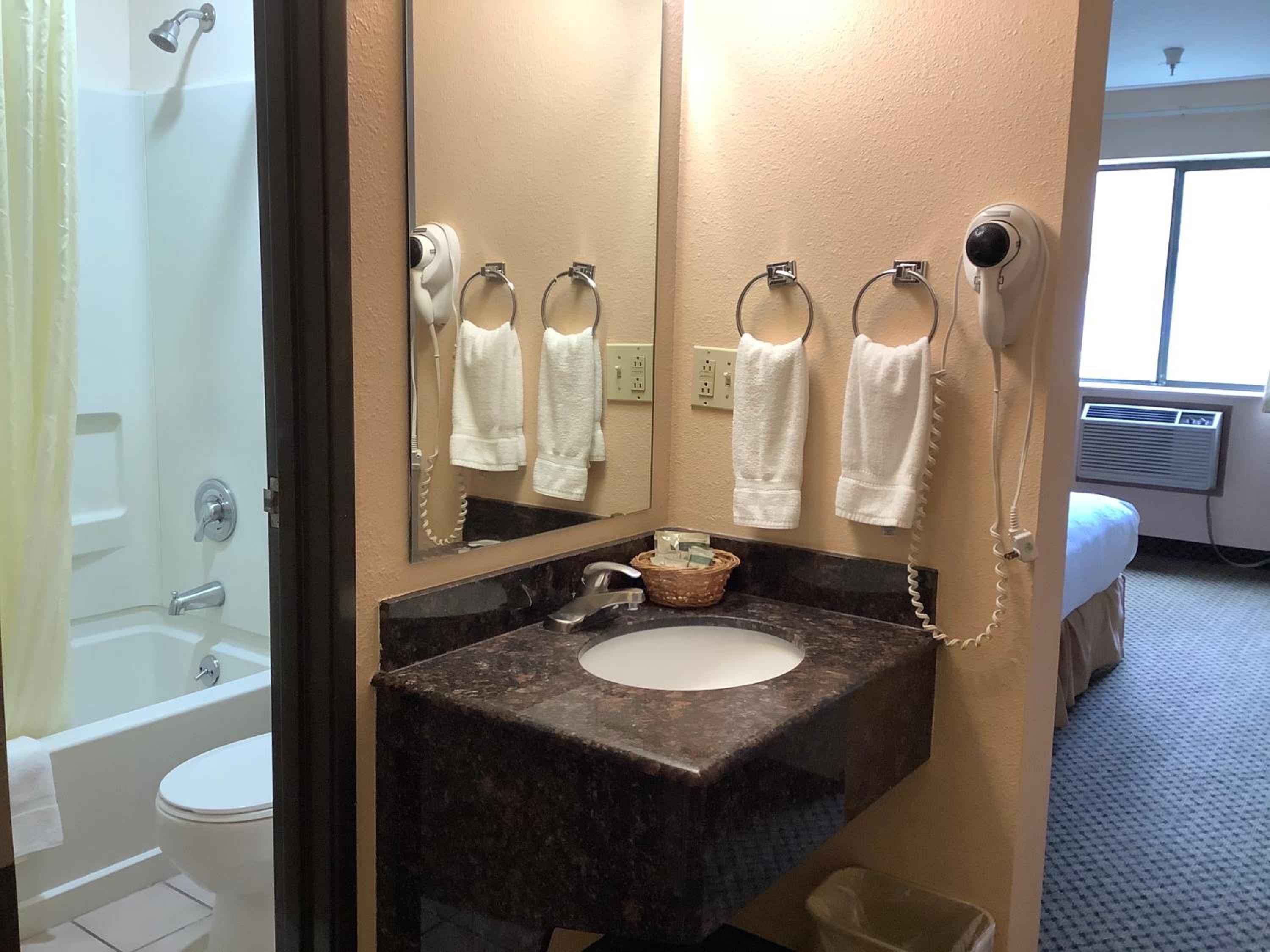 Standard King Room - Photo 7