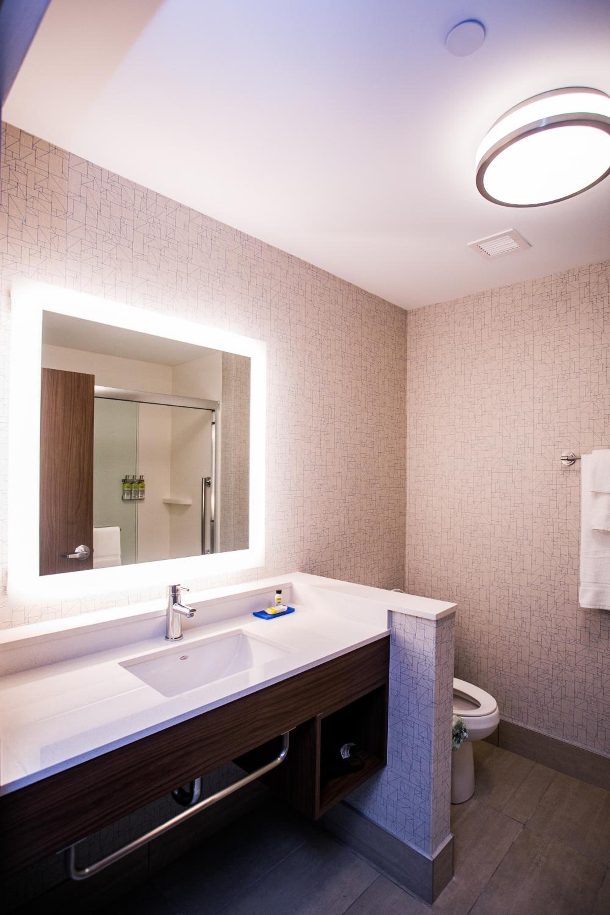 Standard King Room with Extra Space - Photo 4