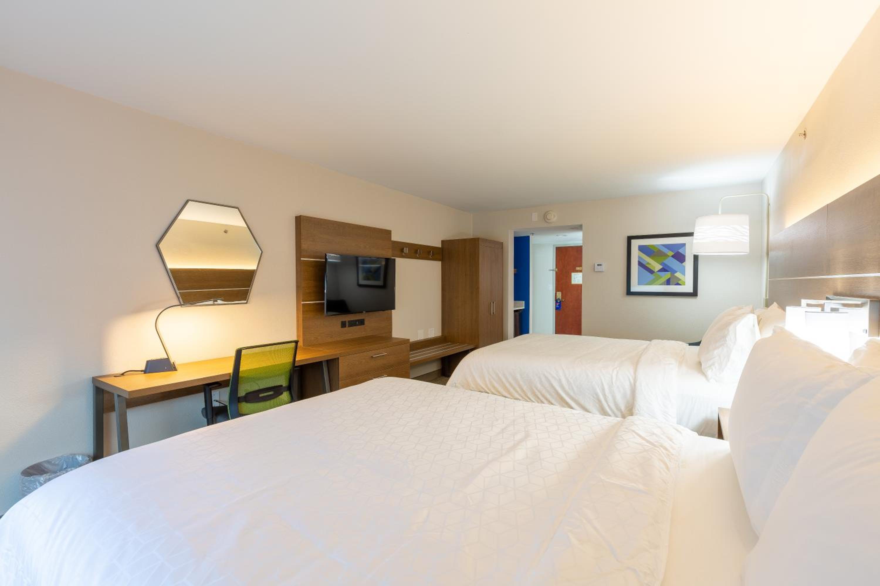 Standard Room with Two Queen Beds - Photo 2