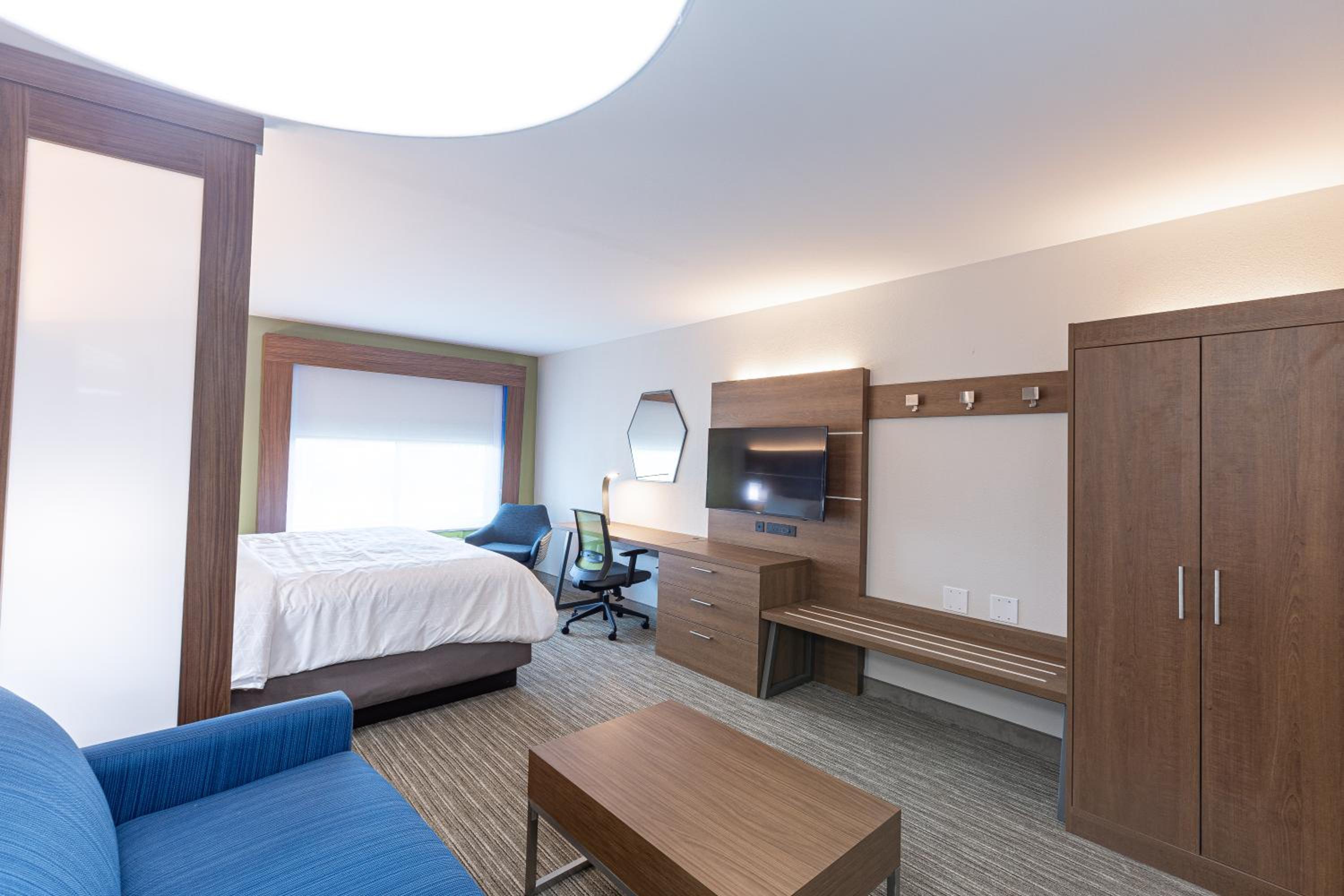Standard King Room with Sofa Bed - Photo 3
