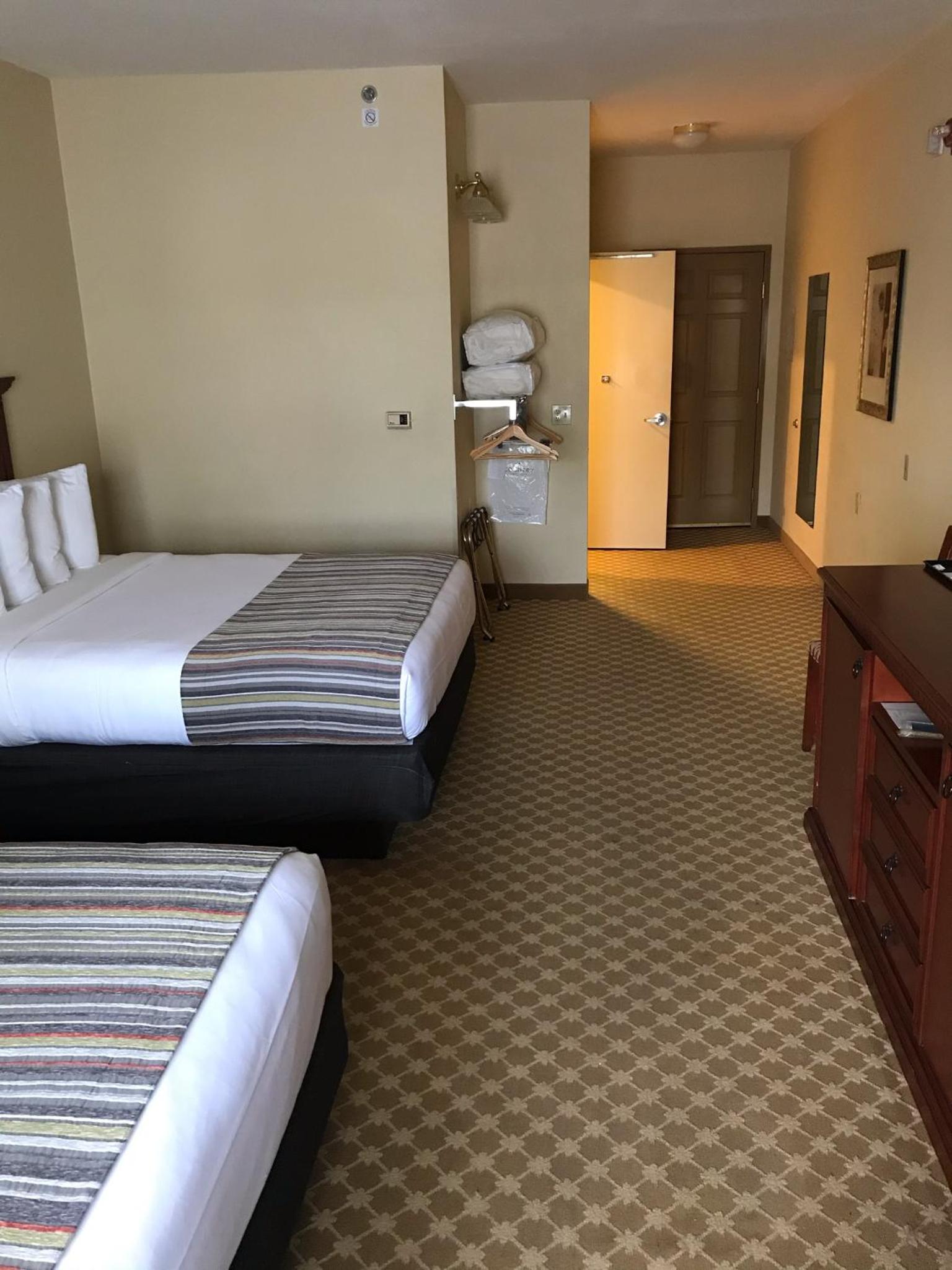 Queen Room with Two Queen Beds and Roll-In Shower - Non-Smoking - Photo 5