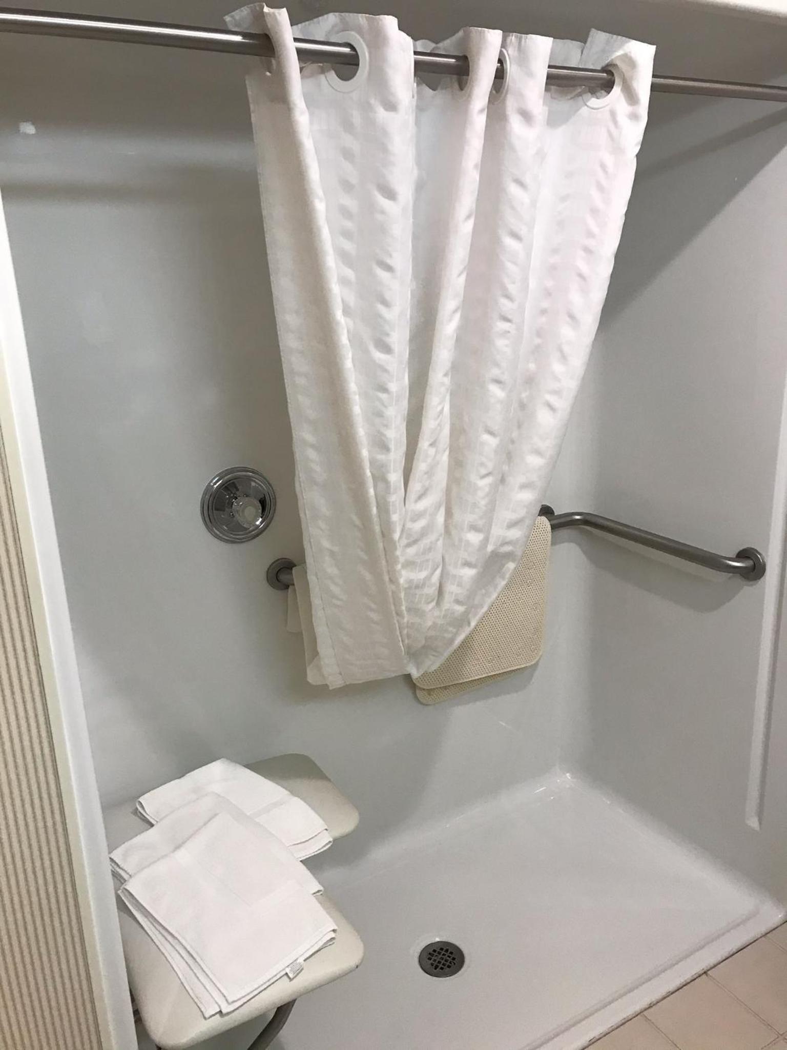 Queen Room with Two Queen Beds and Roll-In Shower - Non-Smoking - Photo 4