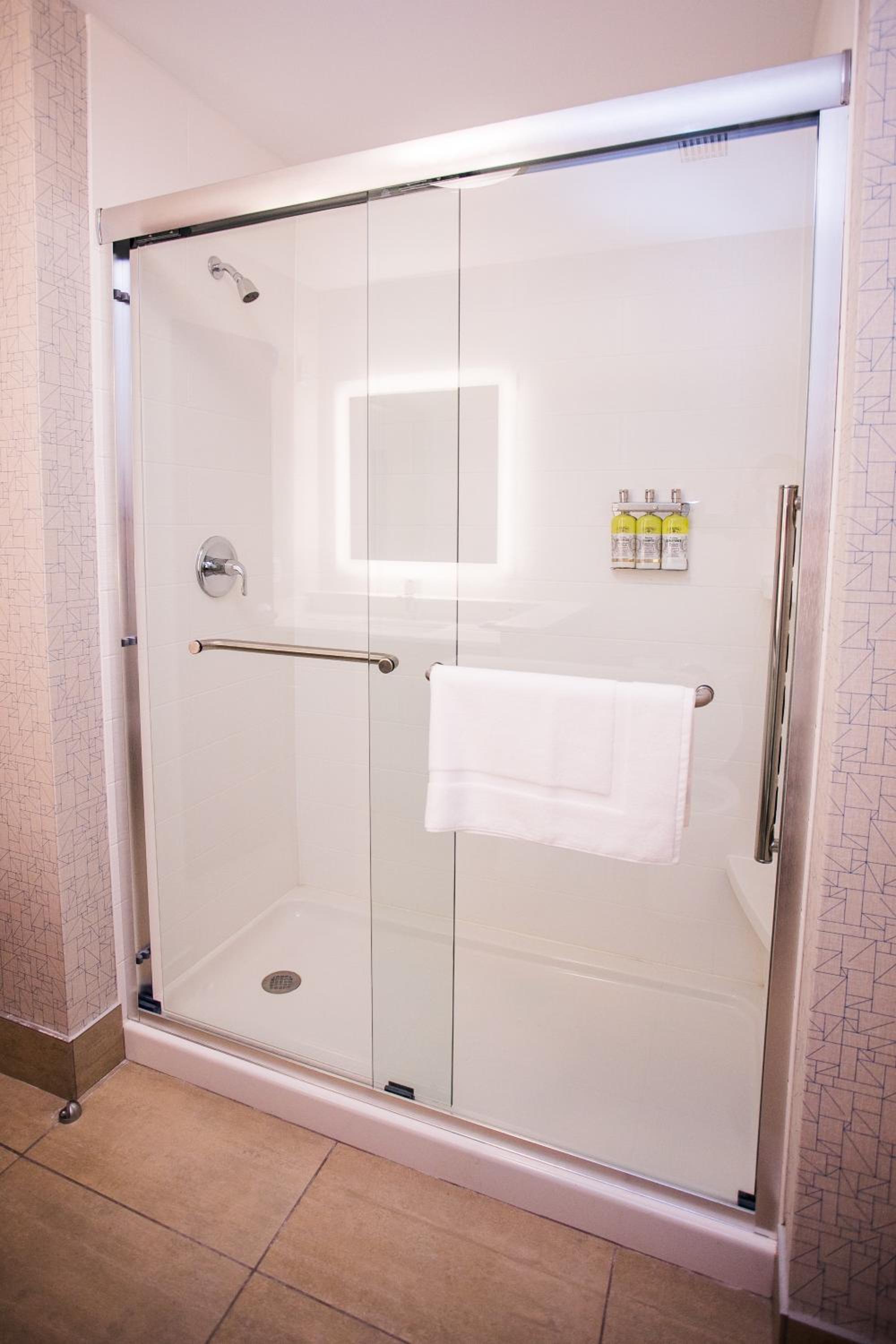 Standard Queen Room with Two Queen Beds - Extra Floor Space - Photo 5