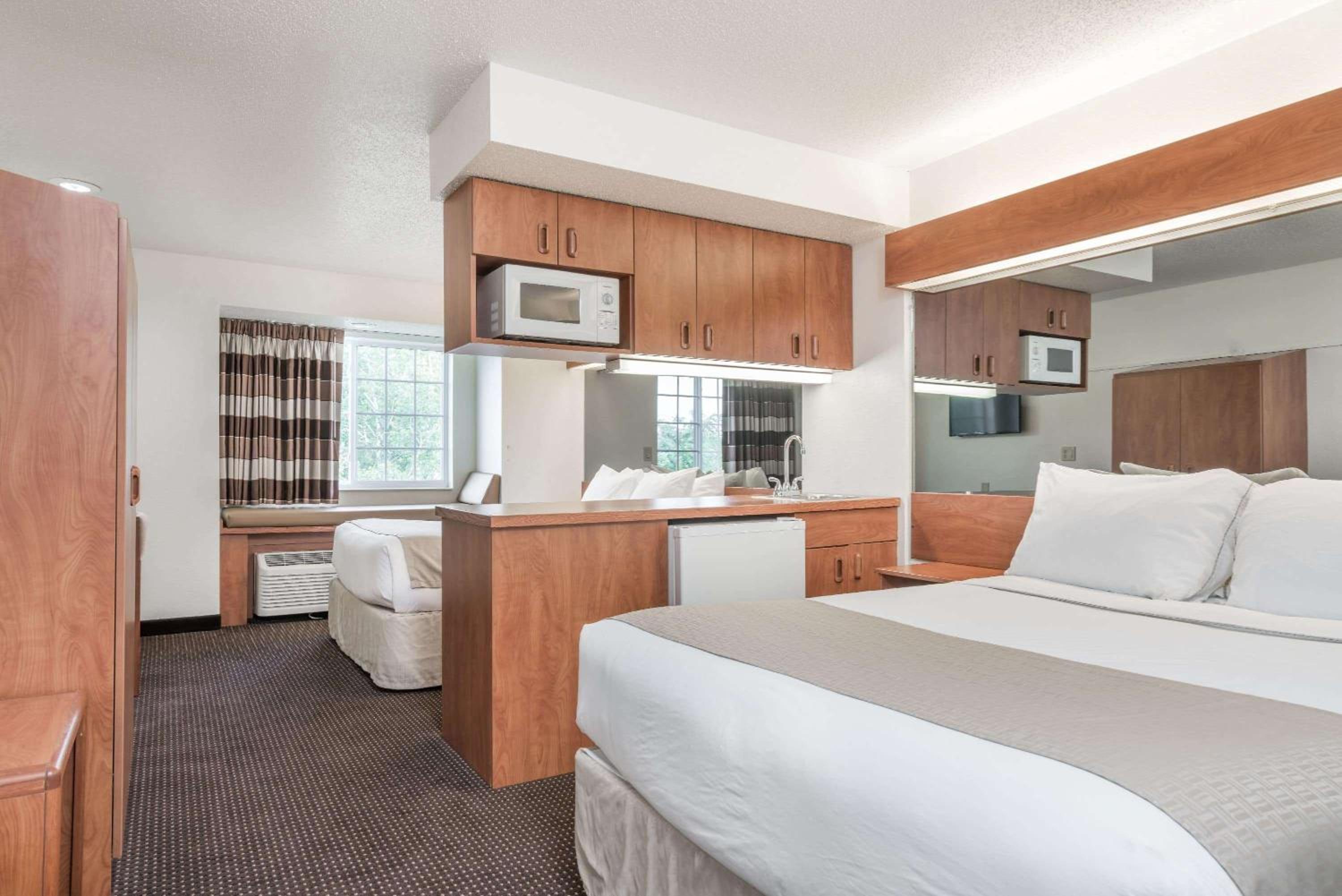 Studio Suite With Two Queen Beds - Non-Smoking - Photo 1