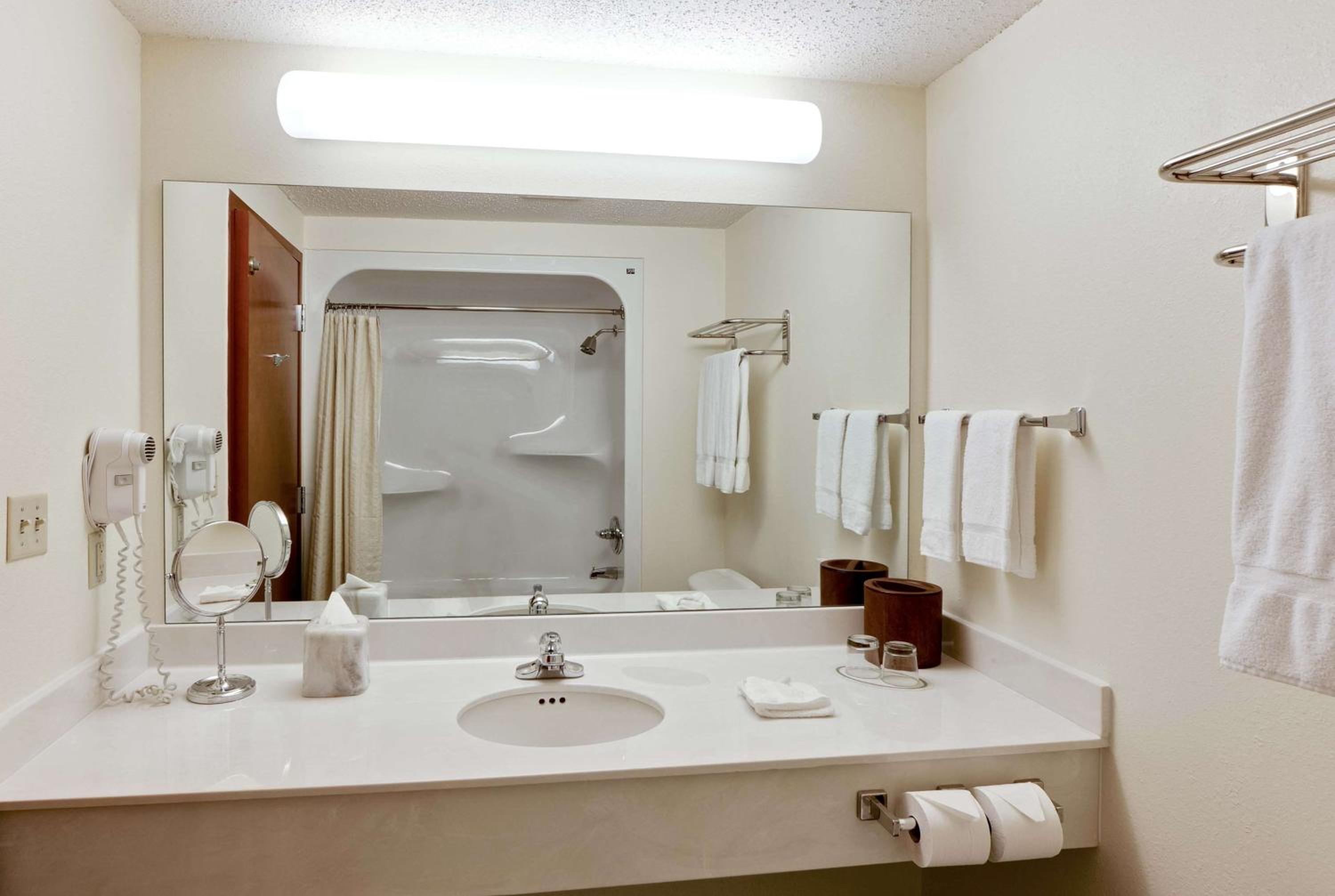 One-Bedroom King Suite - Non-Smoking - Photo 2