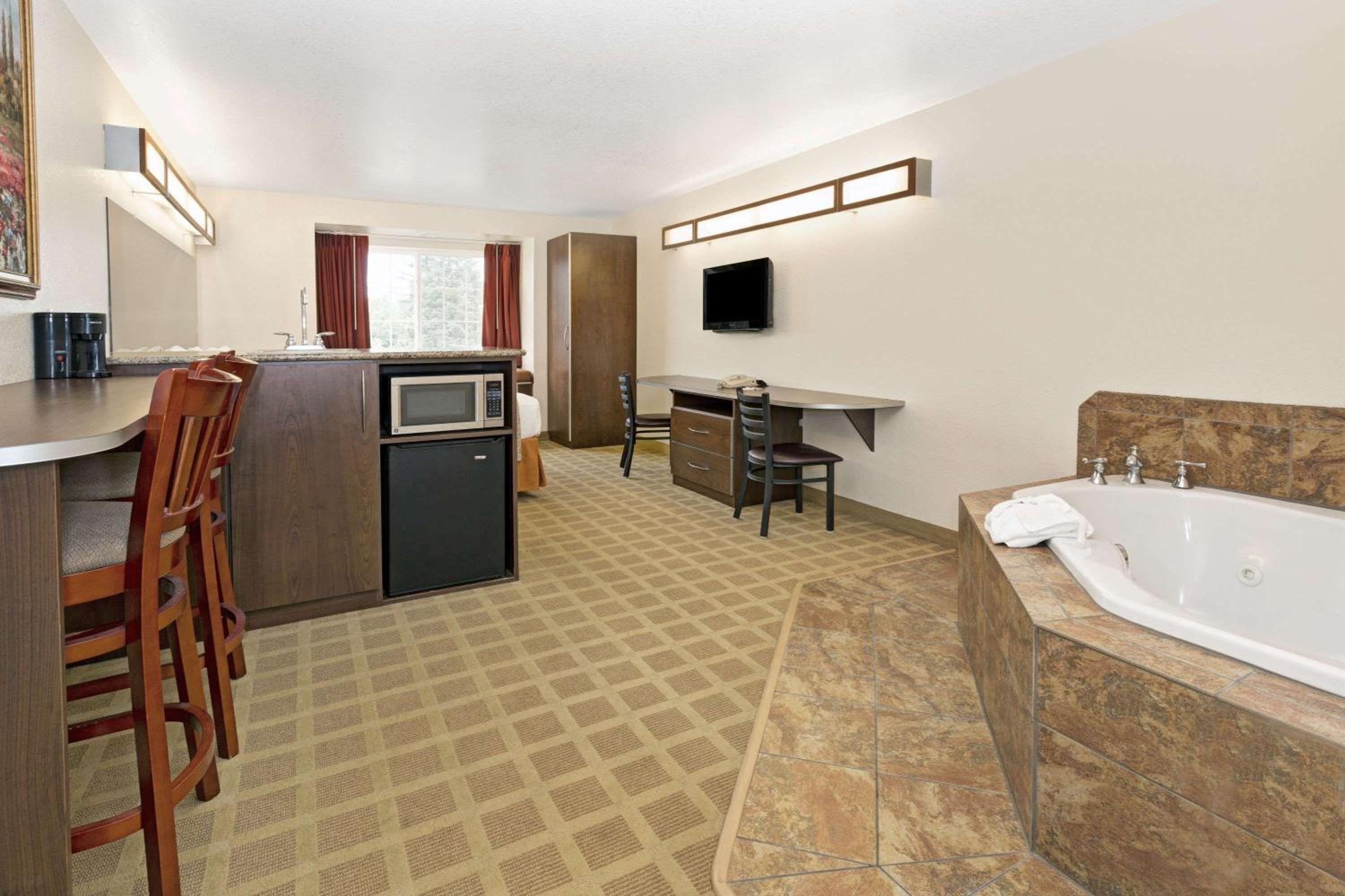 Deluxe Studio Queen Suite - Non-Smoking - Photo 2