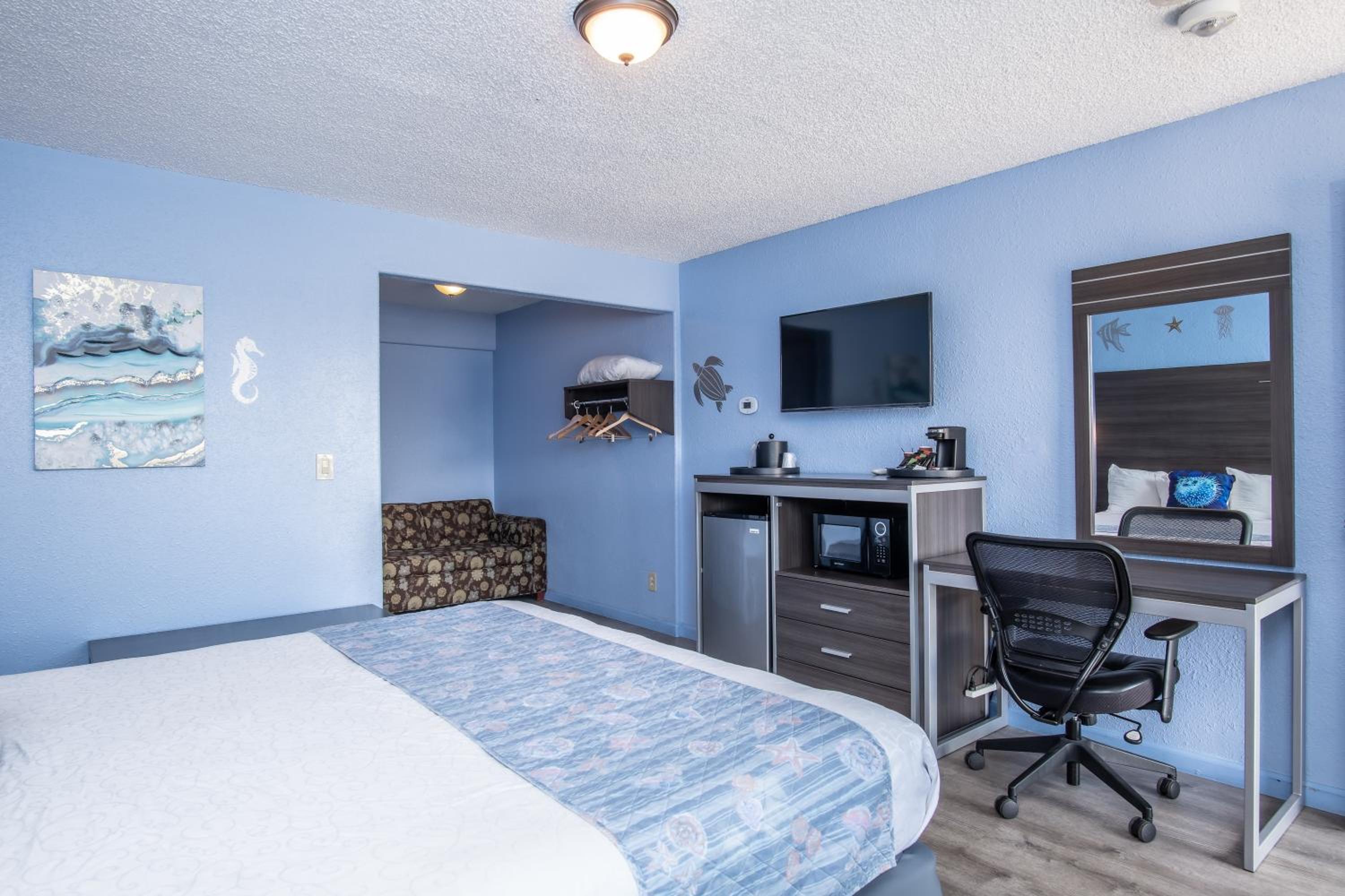 Deluxe Room (2 Adults + 1 Child) - Photo 3