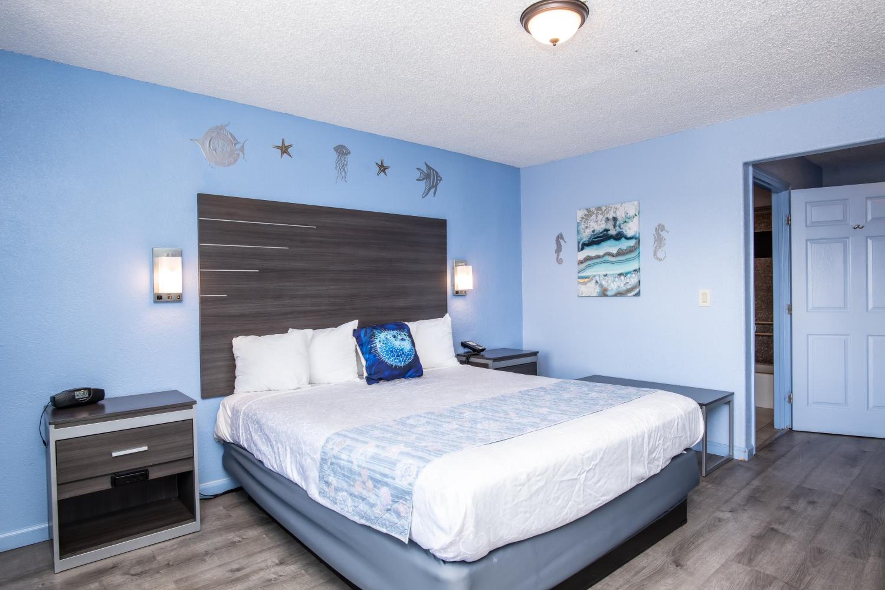 Deluxe Room (2 Adults + 1 Child) - Photo 1