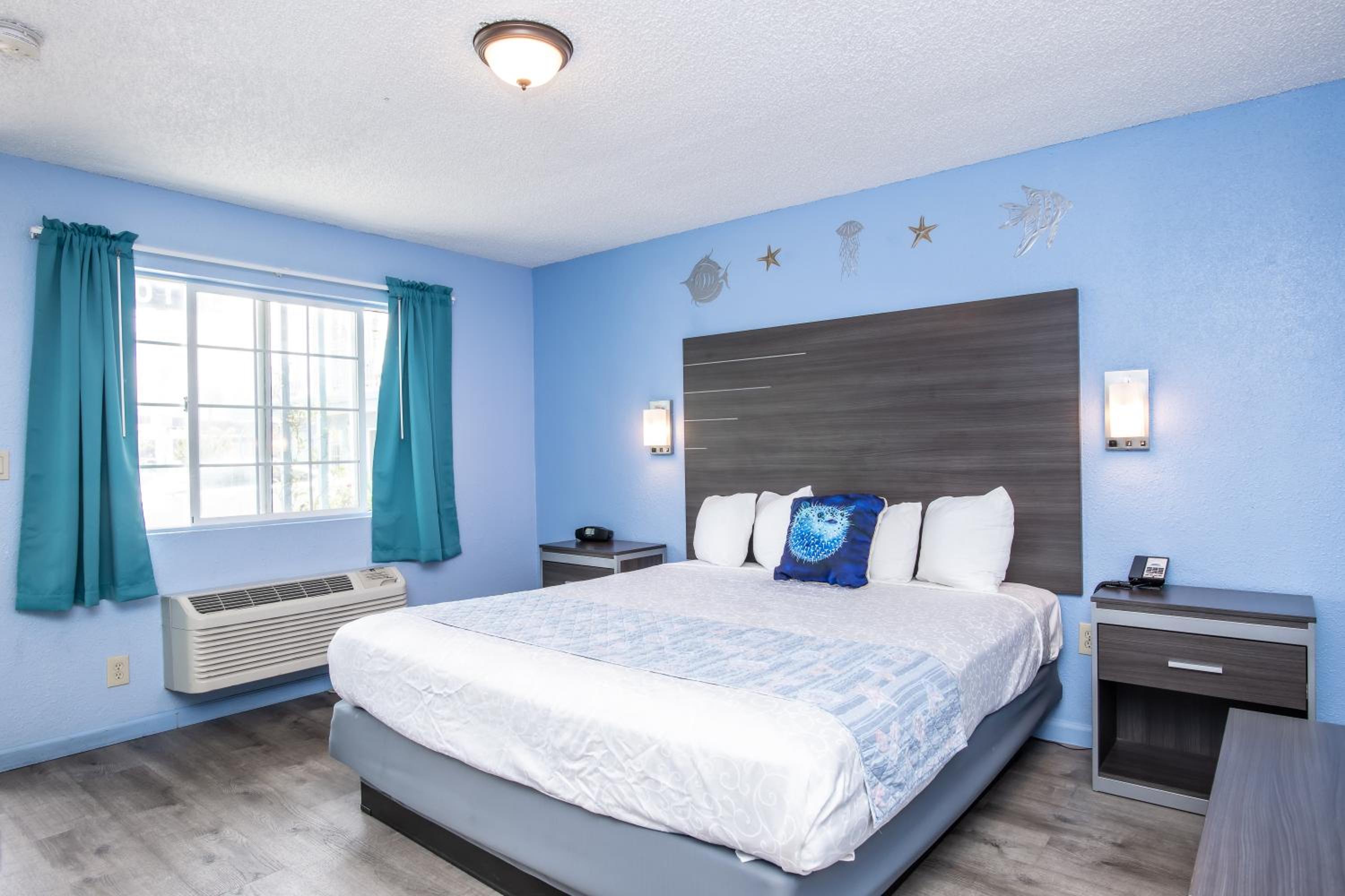 Deluxe Room (2 Adults + 1 Child) - Photo 2