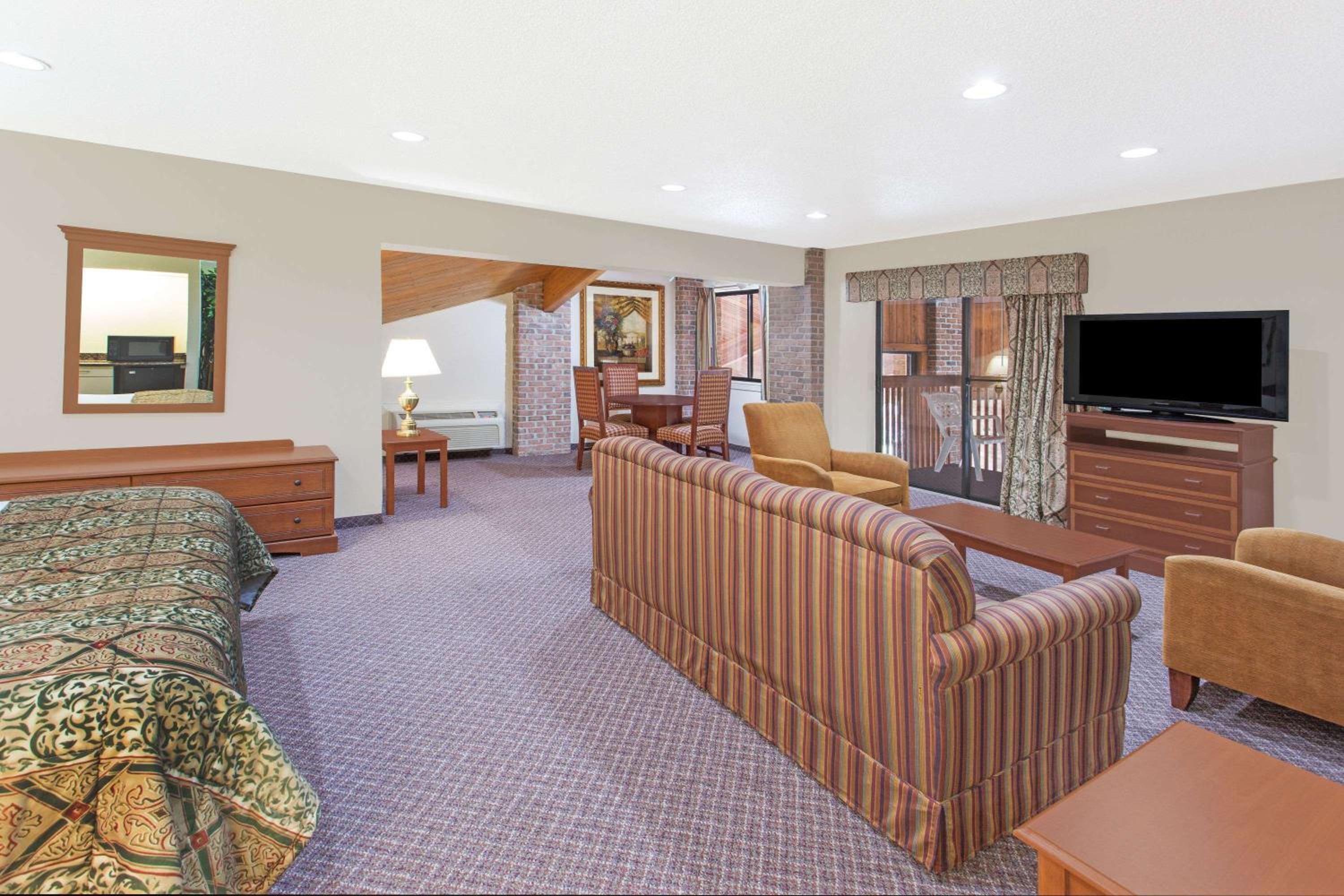 King Suite - Non-Smoking - Photo 5