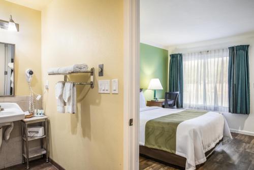 Queen Room - Accessible/Non-Smoking photo 2
