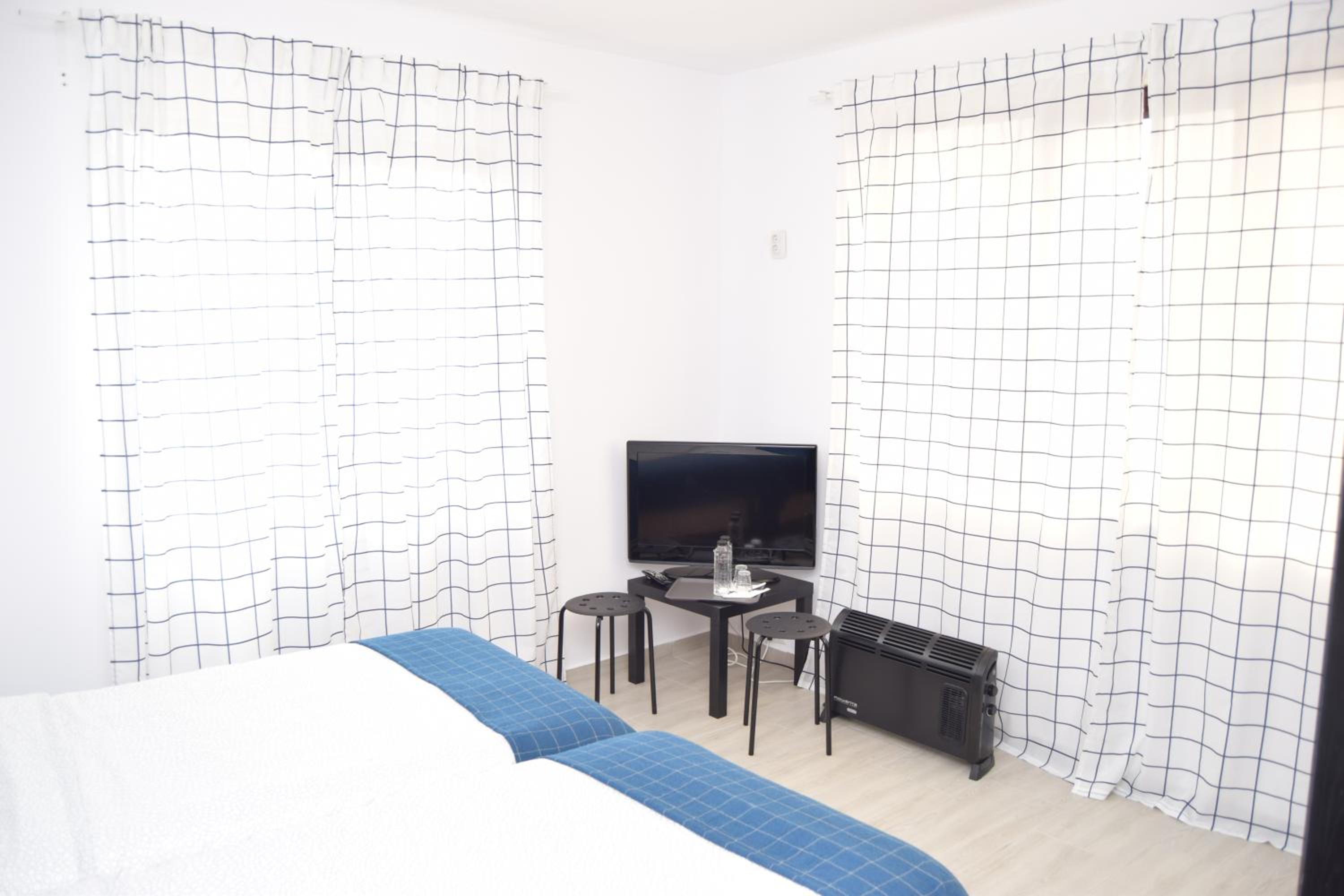 Double Room with Private Bathroom - Photo 13