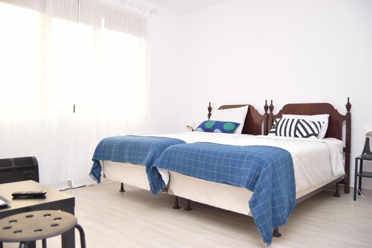 Double Room with Private Bathroom - Photo 14