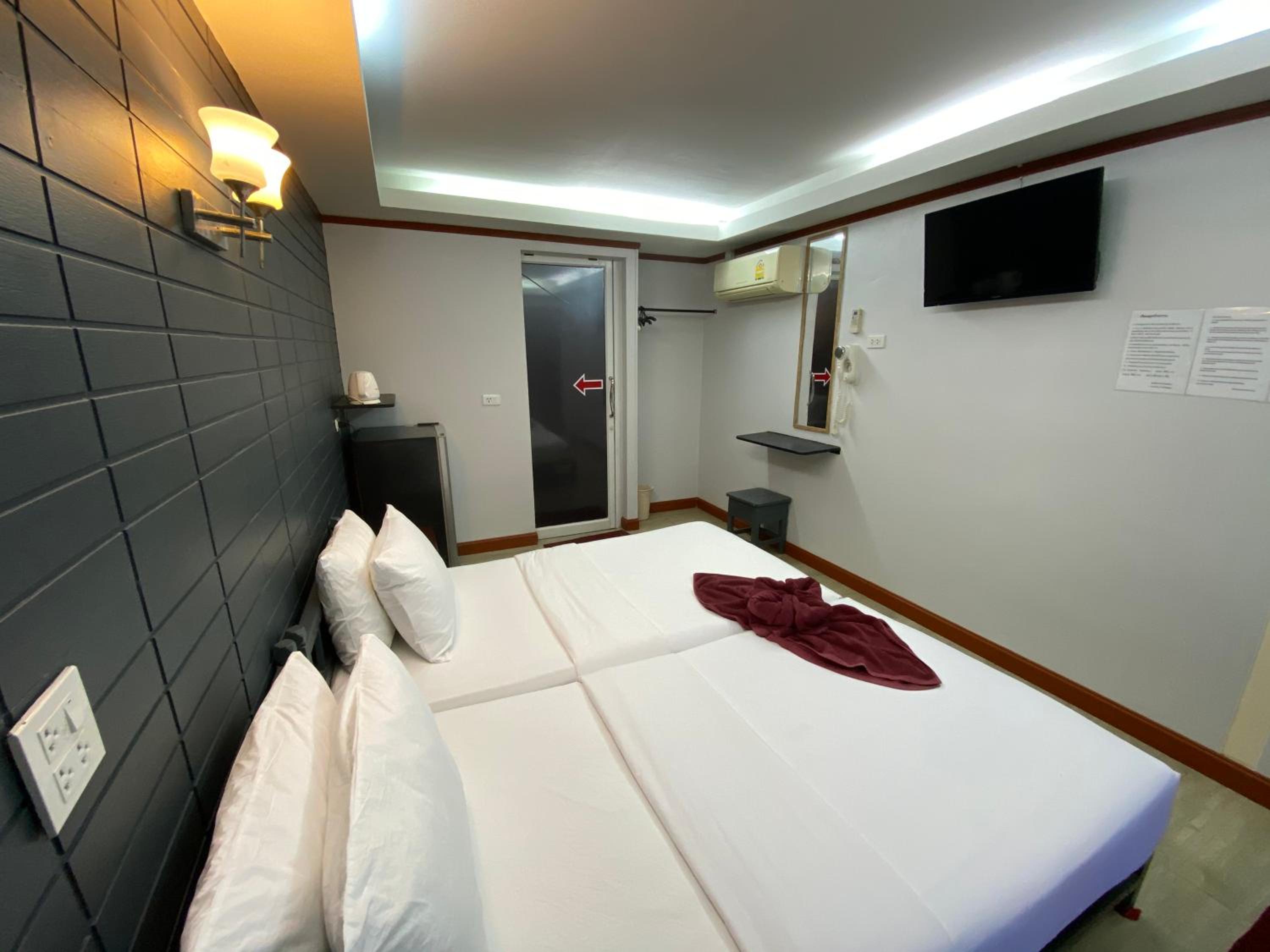 Economy Twin Room - Photo 4