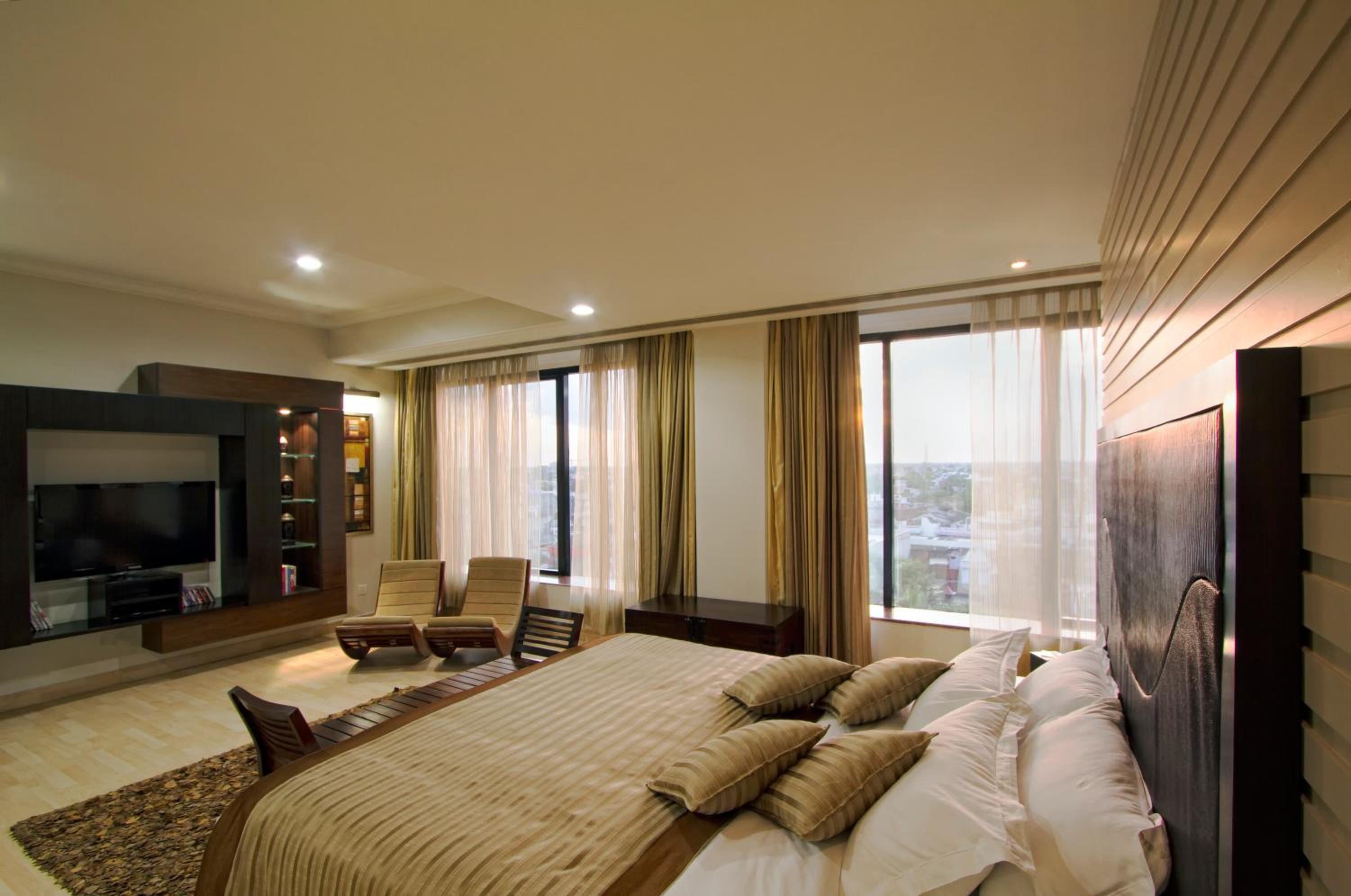 Piccadily Suite with round trip airport transfers photo
