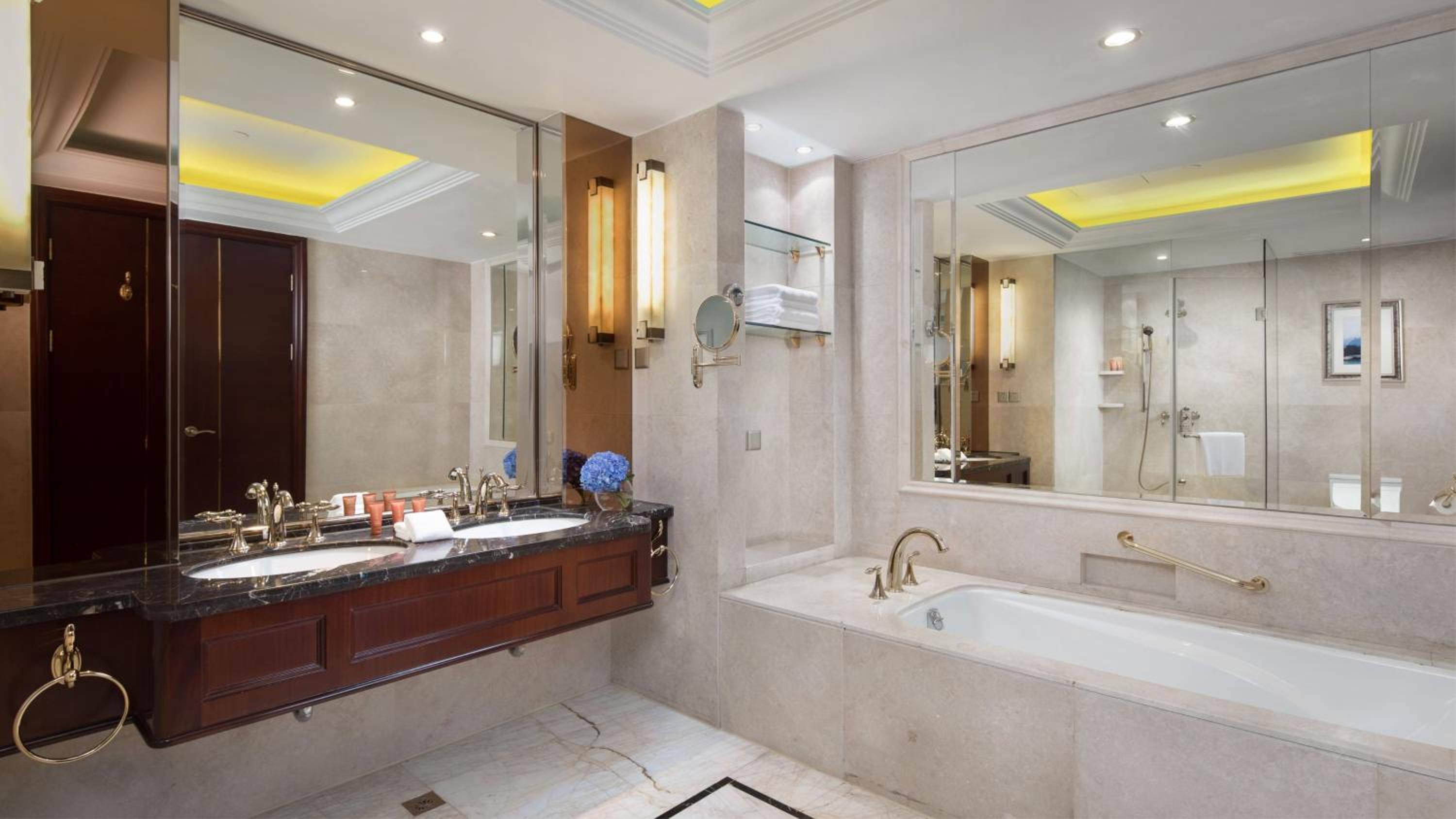 Two Bedrooms Suite with Three Beds - Non-Smoking - Photo 1