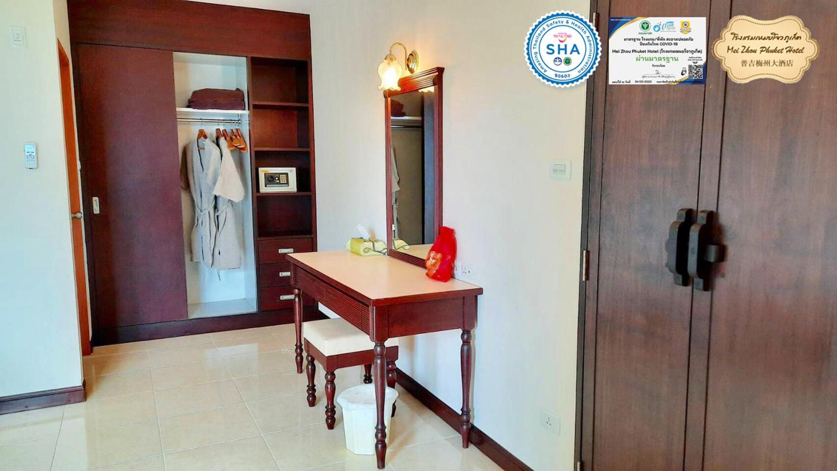 Family Suite with Balcony - Photo 2