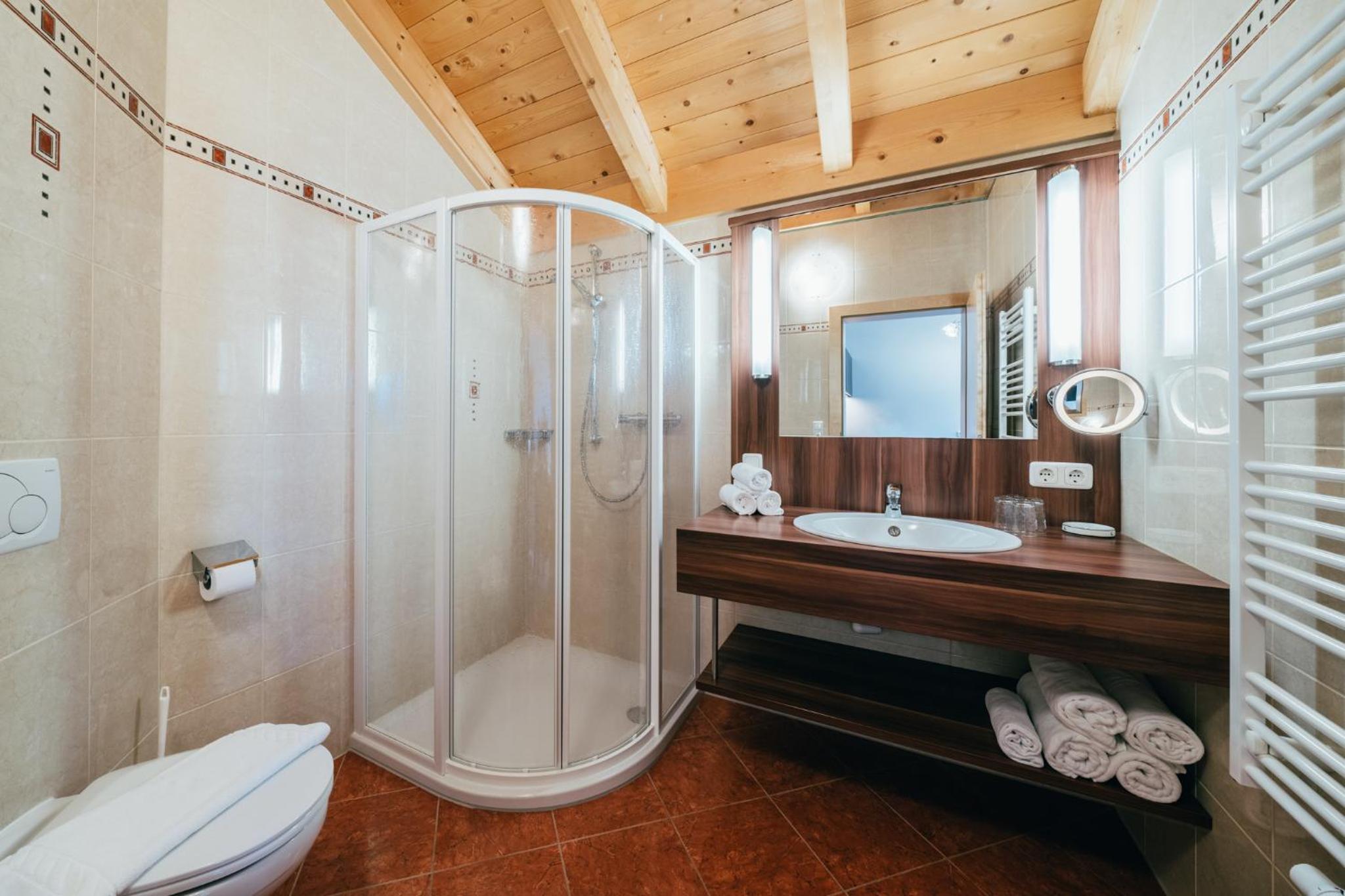 One-Bedroom Deluxe Apartment with Mountain View - Photo 3
