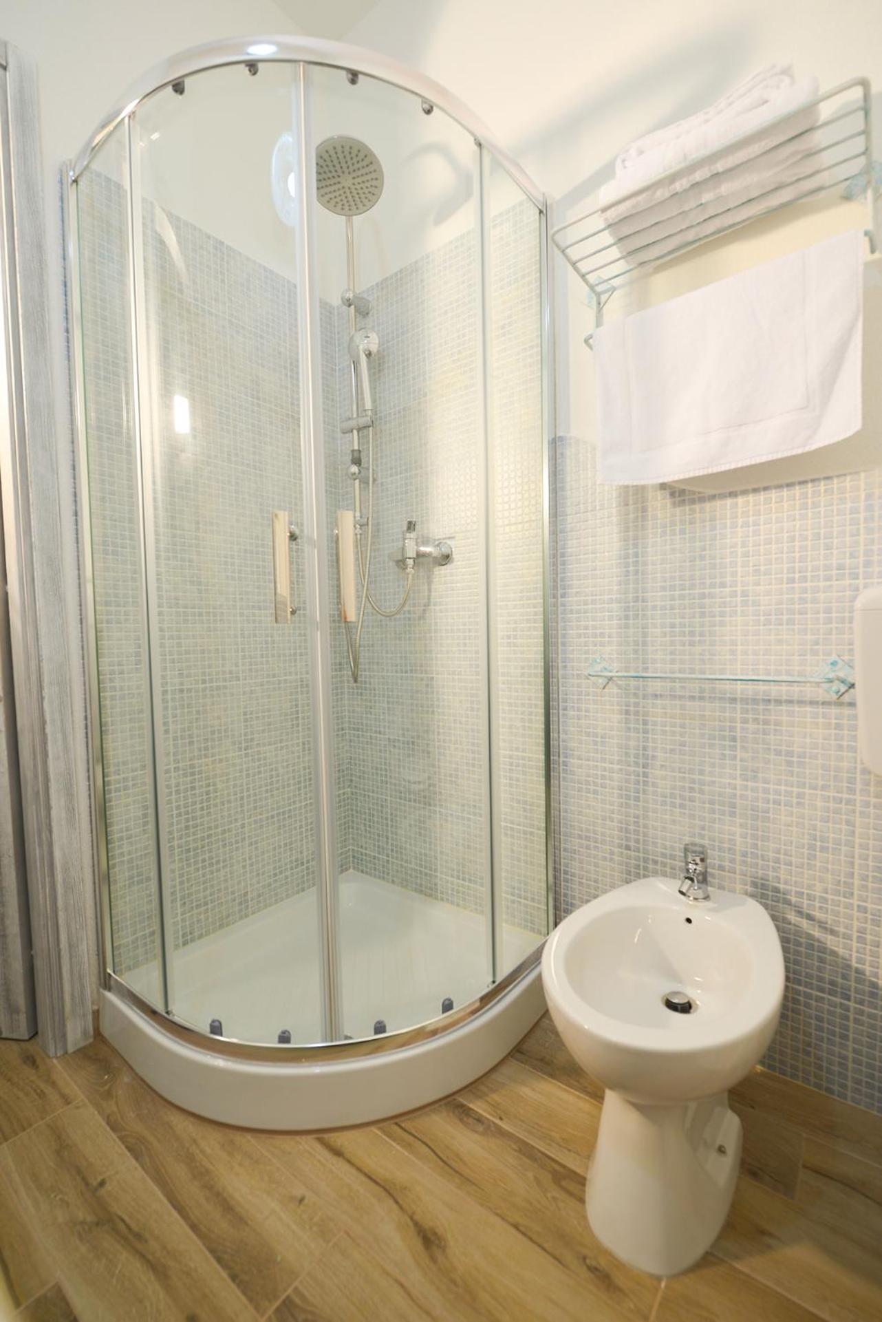 Double Room with Balcony - Photo 11
