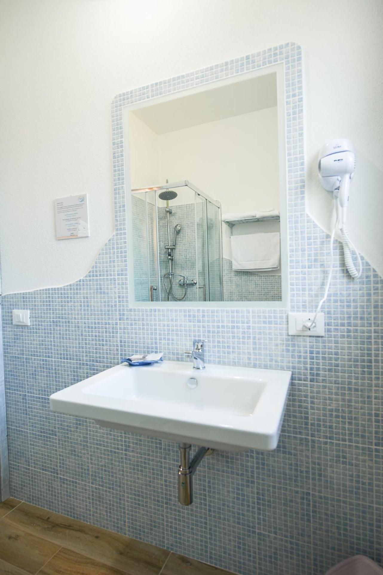 Double Room with Balcony - Photo 12