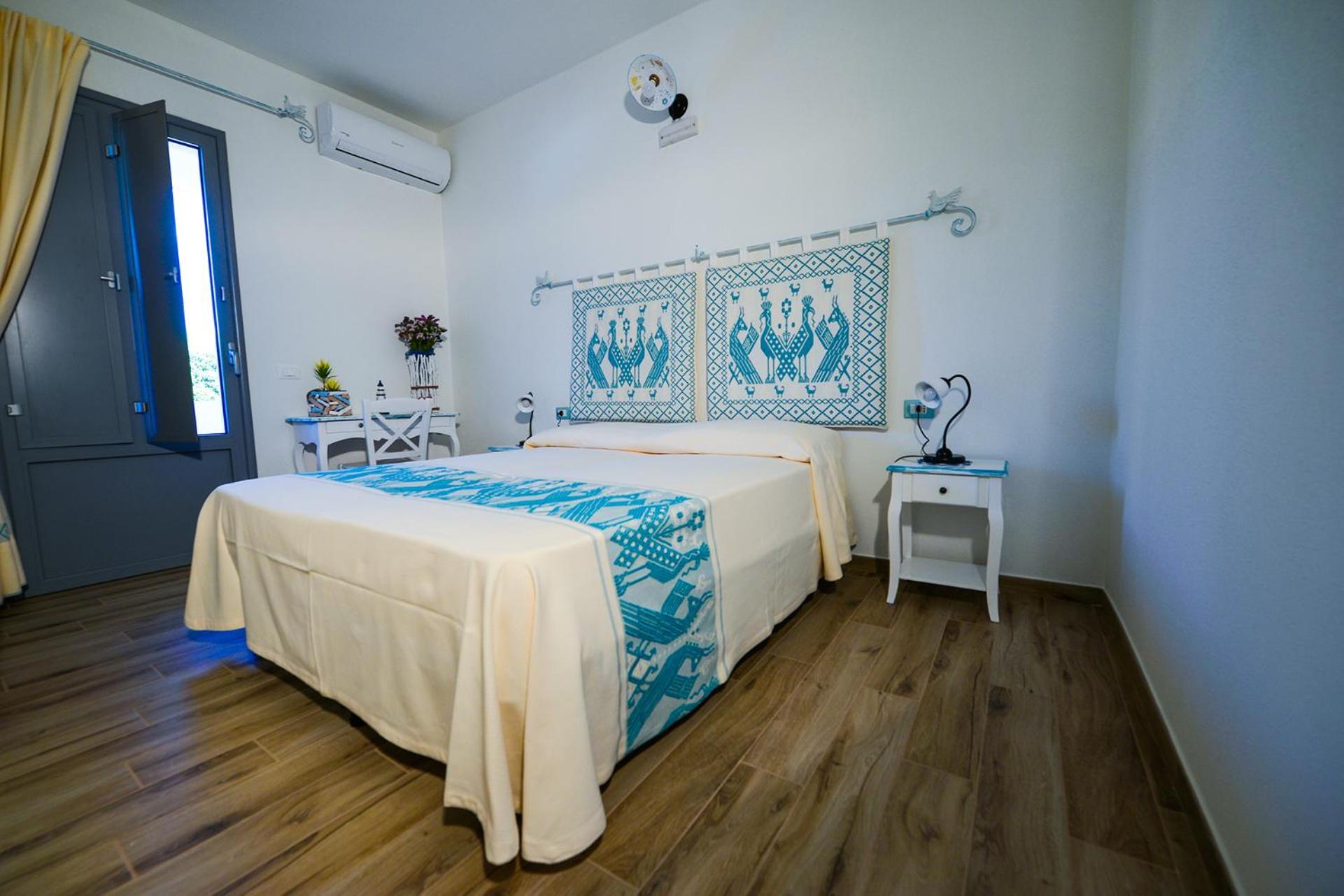 Double Room with Balcony - Photo 7