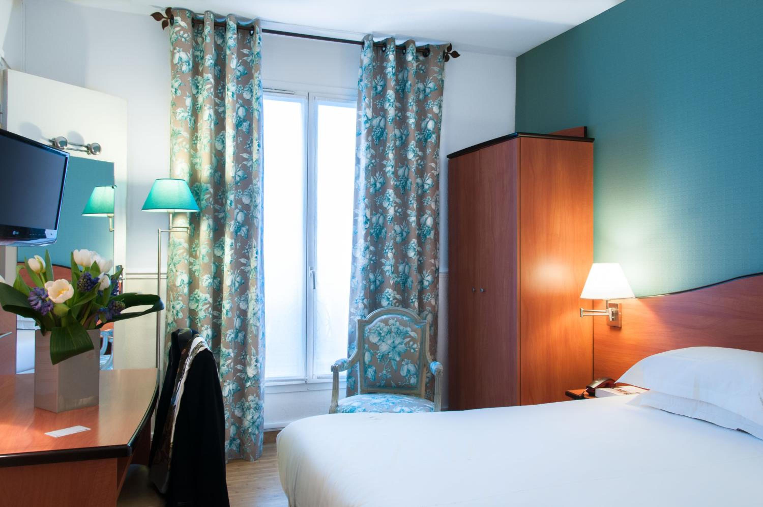 Superior Double Room thumbnail 6