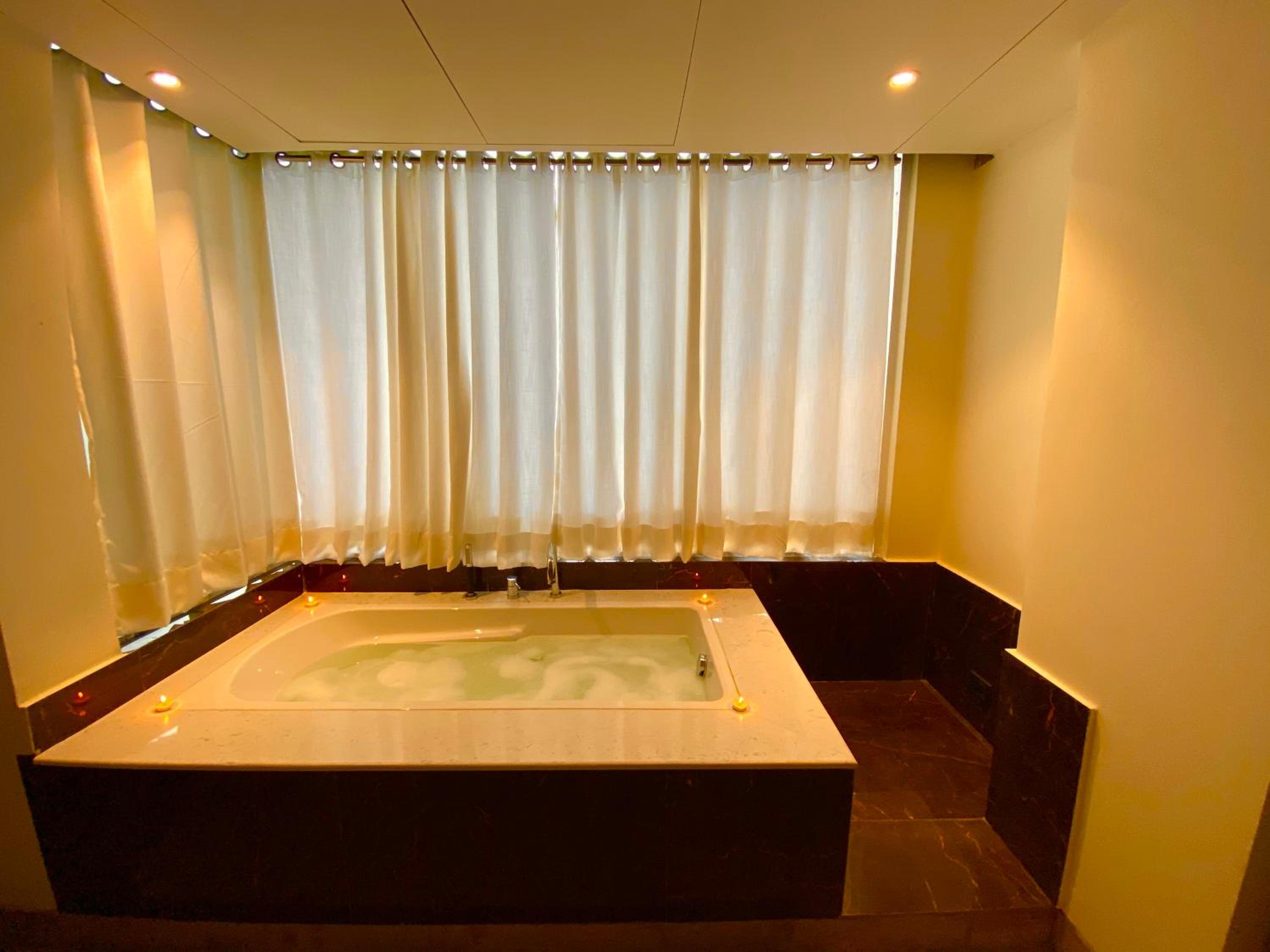 Suite with Hot Tub - Photo 6