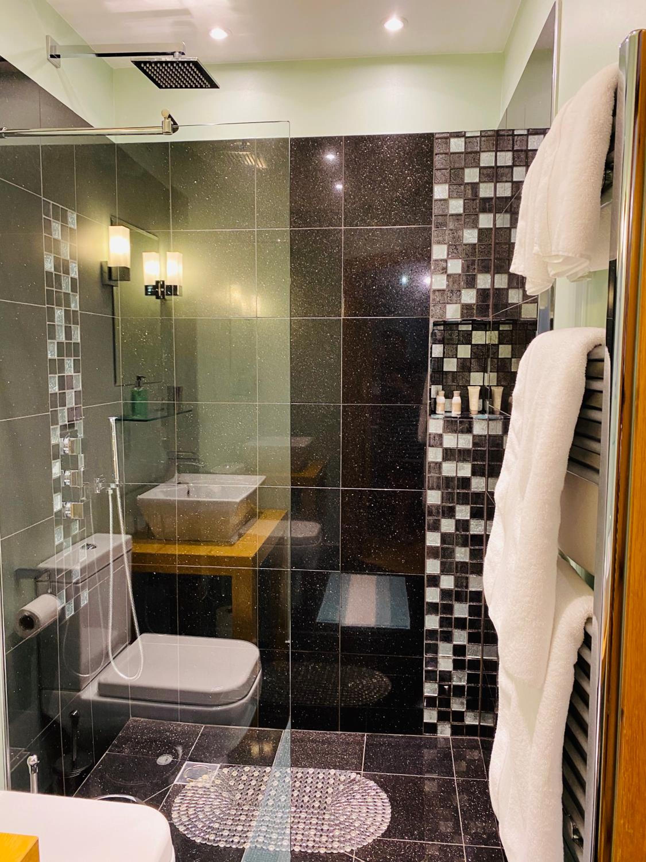 Large Double Room - Photo 5