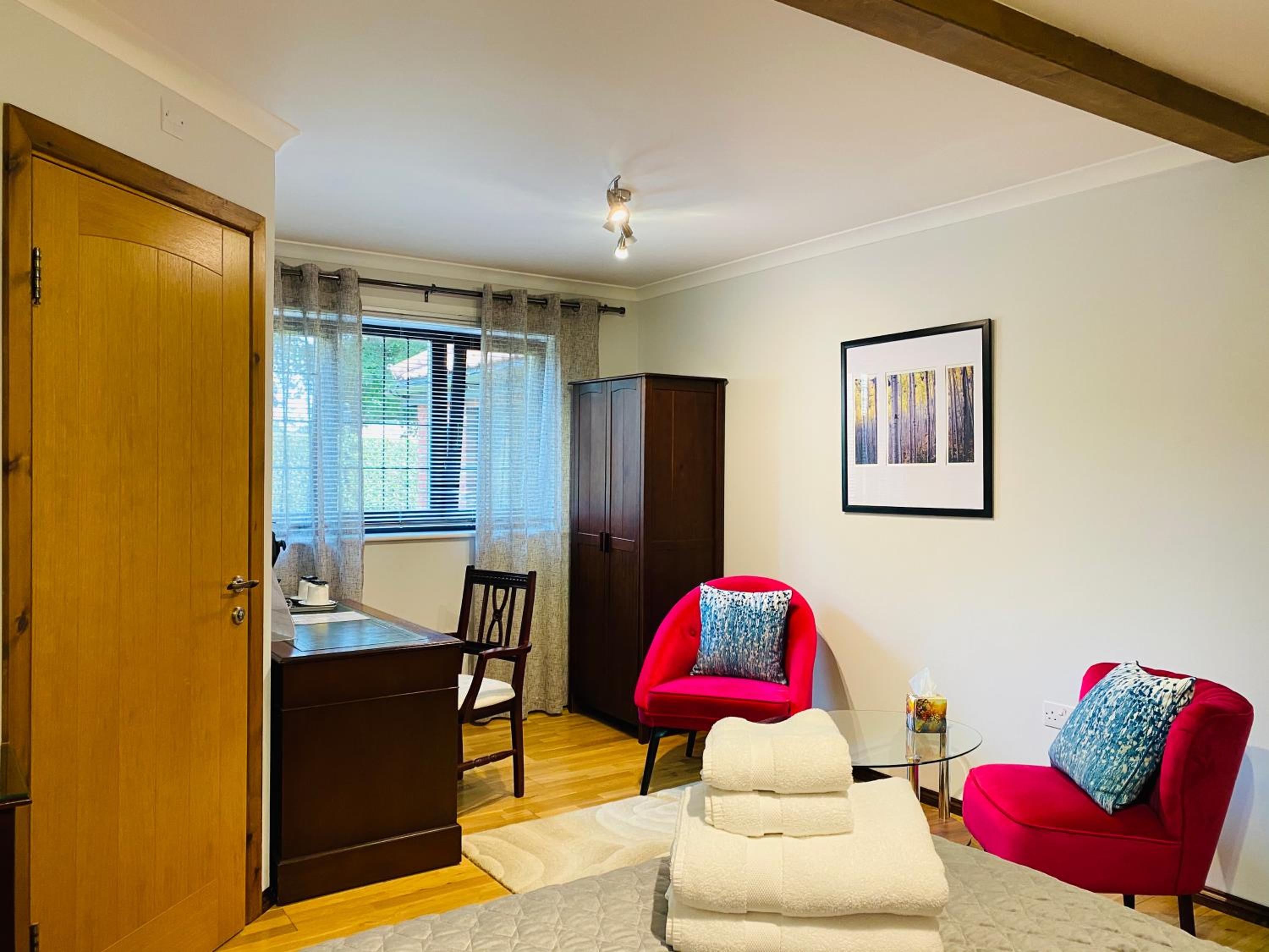 Large Double Room - Photo 3