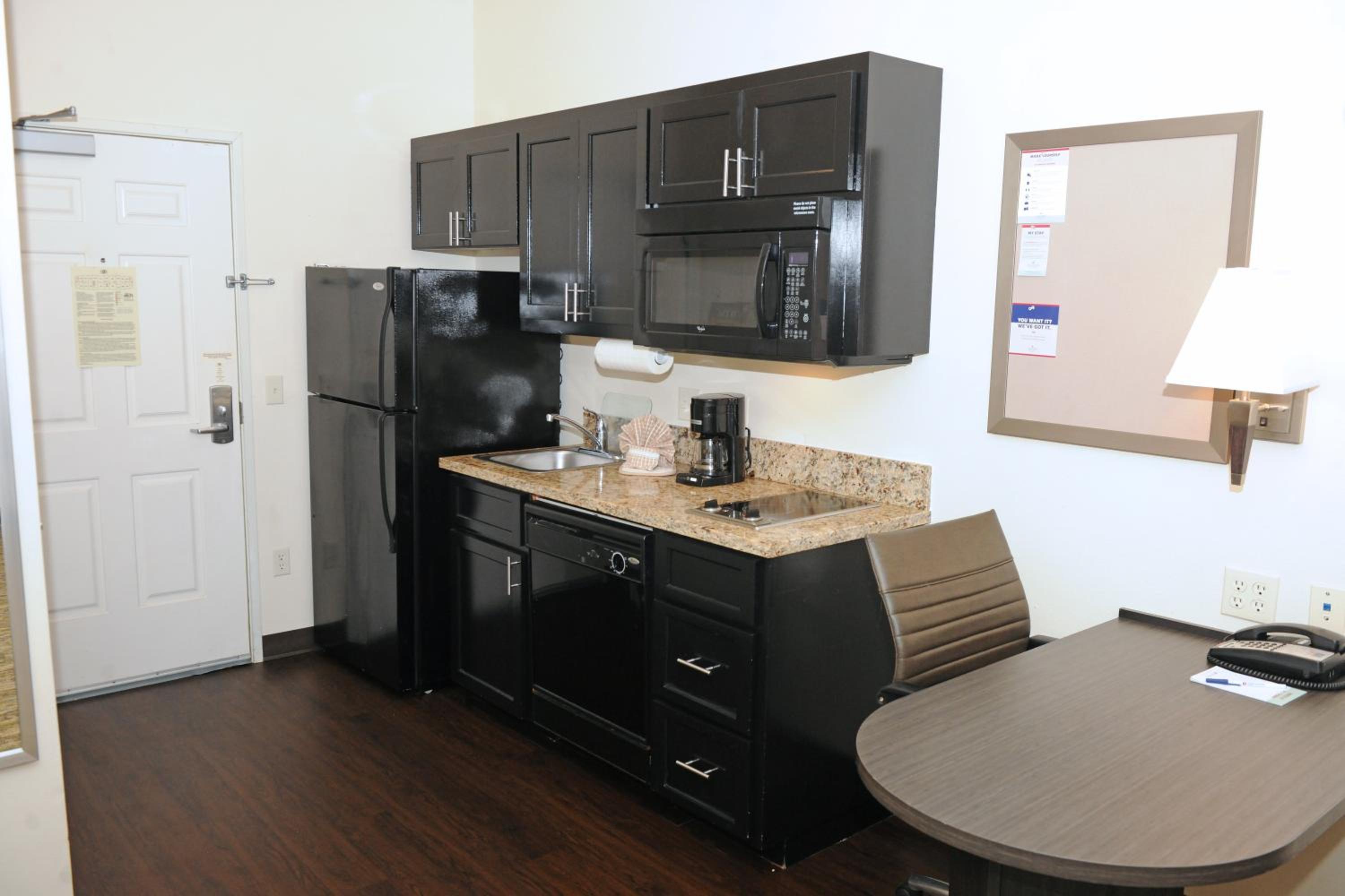 Queen Studio Suite - Photo 5