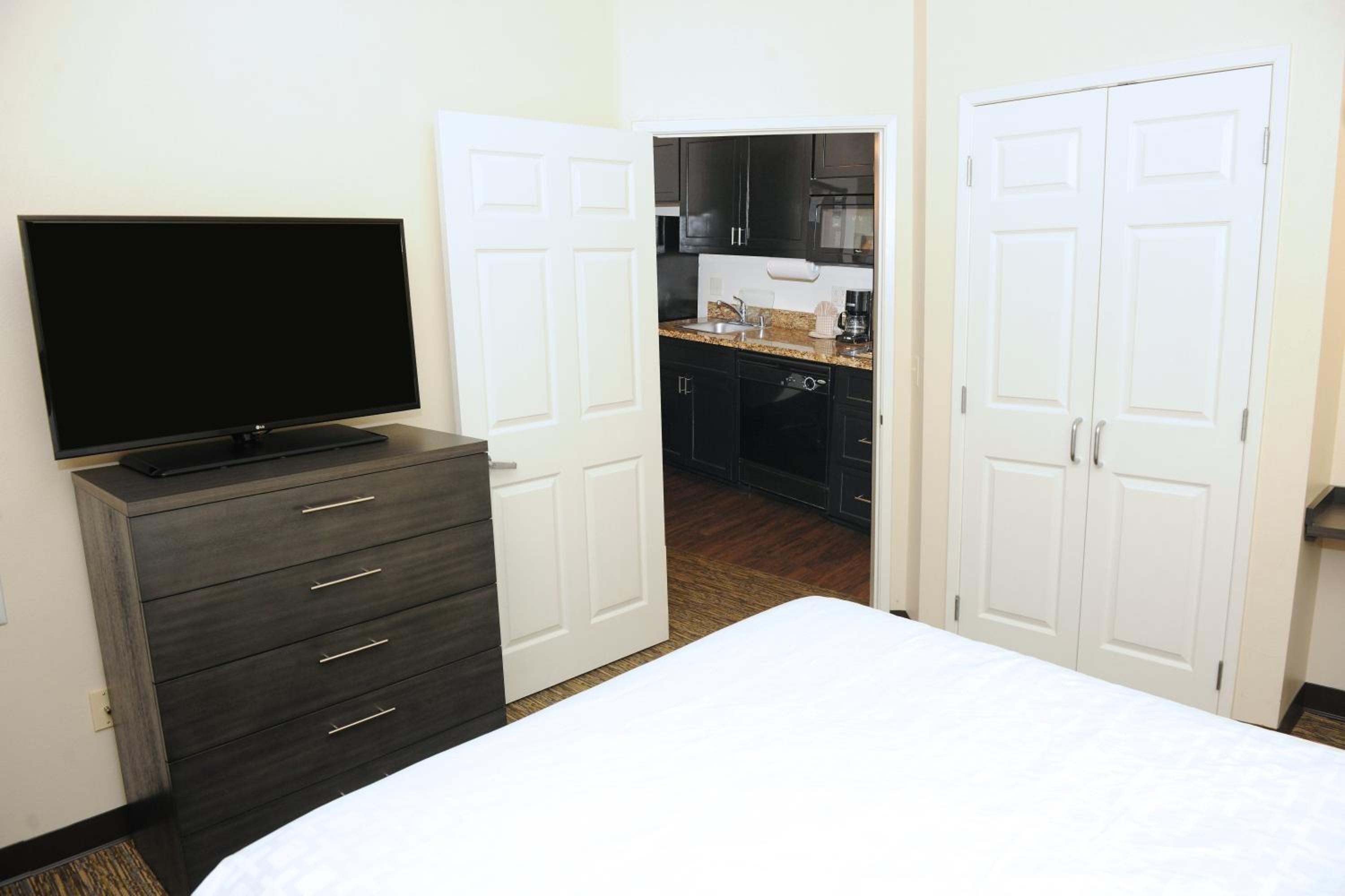 One-Bedroom Suite - Photo 4