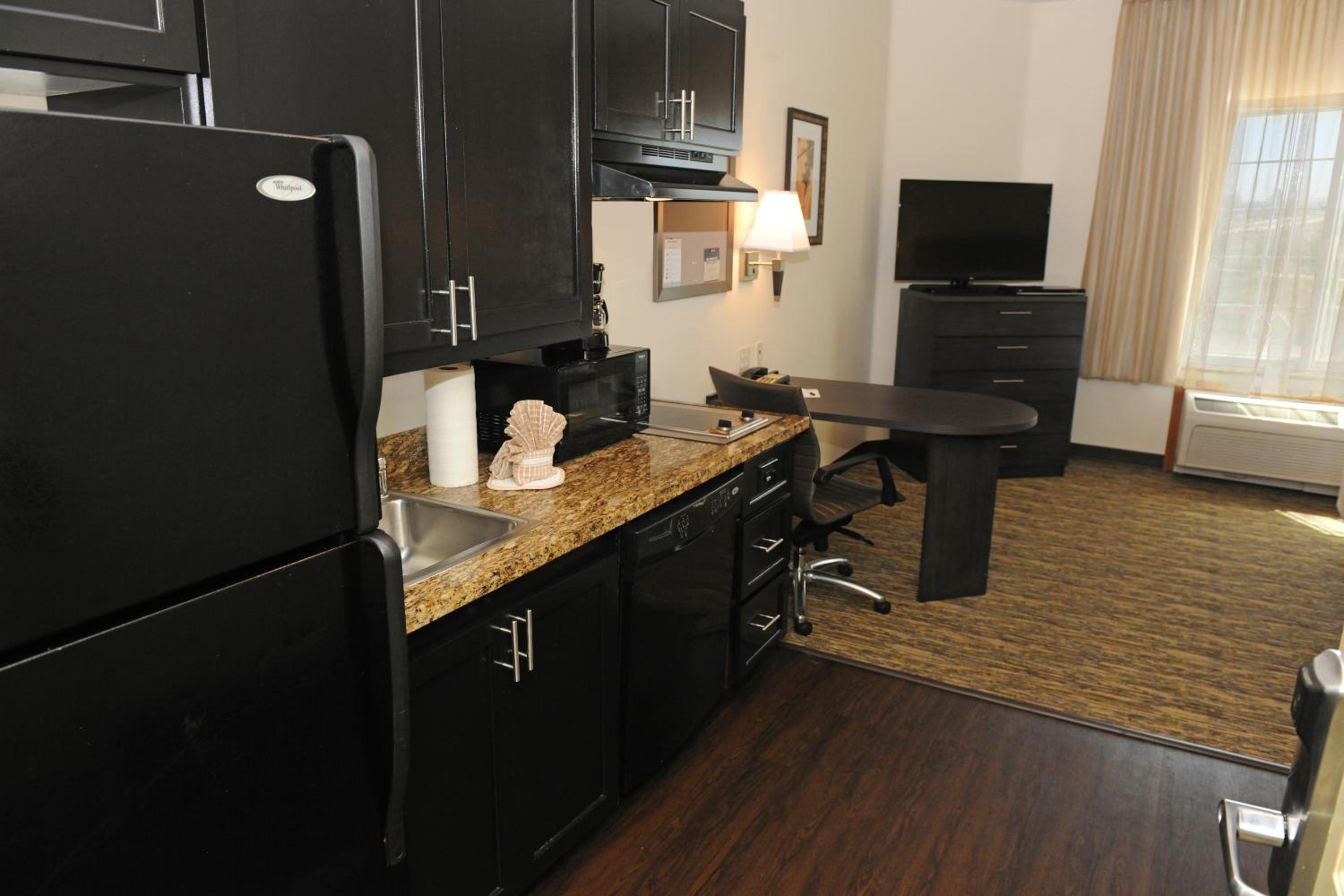 Queen Studio Suite - Photo 1