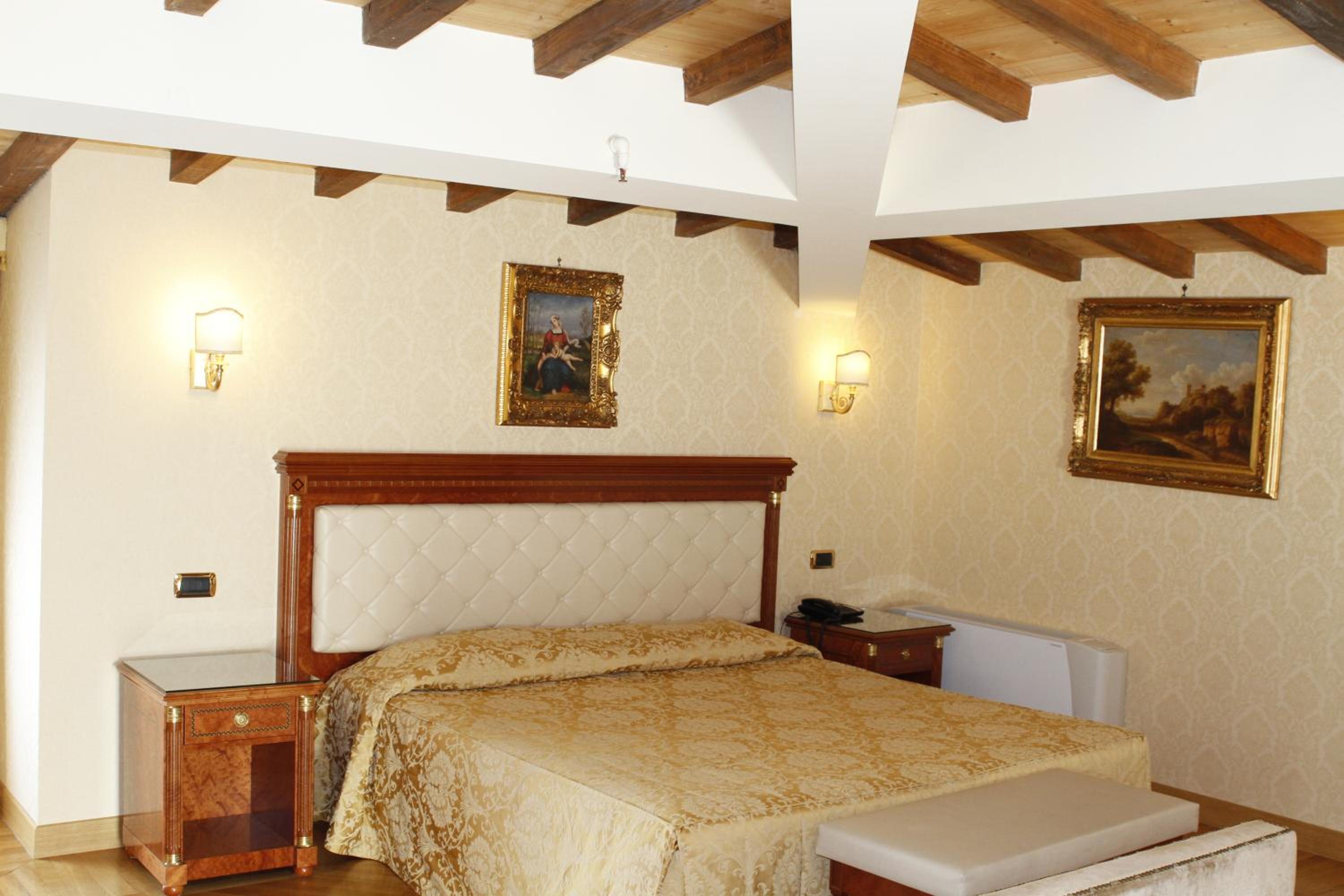 Double or Twin Room thumbnail 6