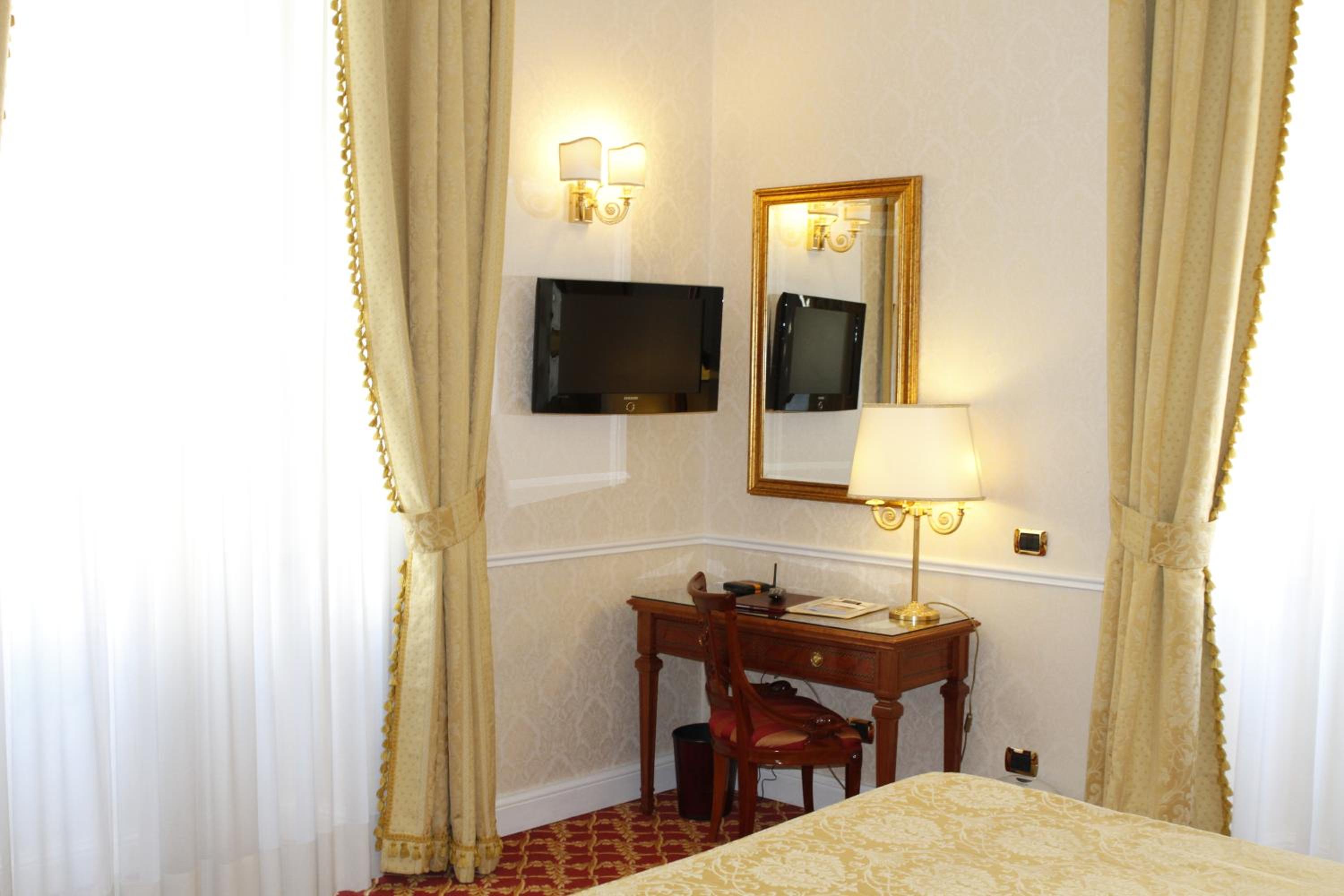 Double or Twin Room thumbnail 5
