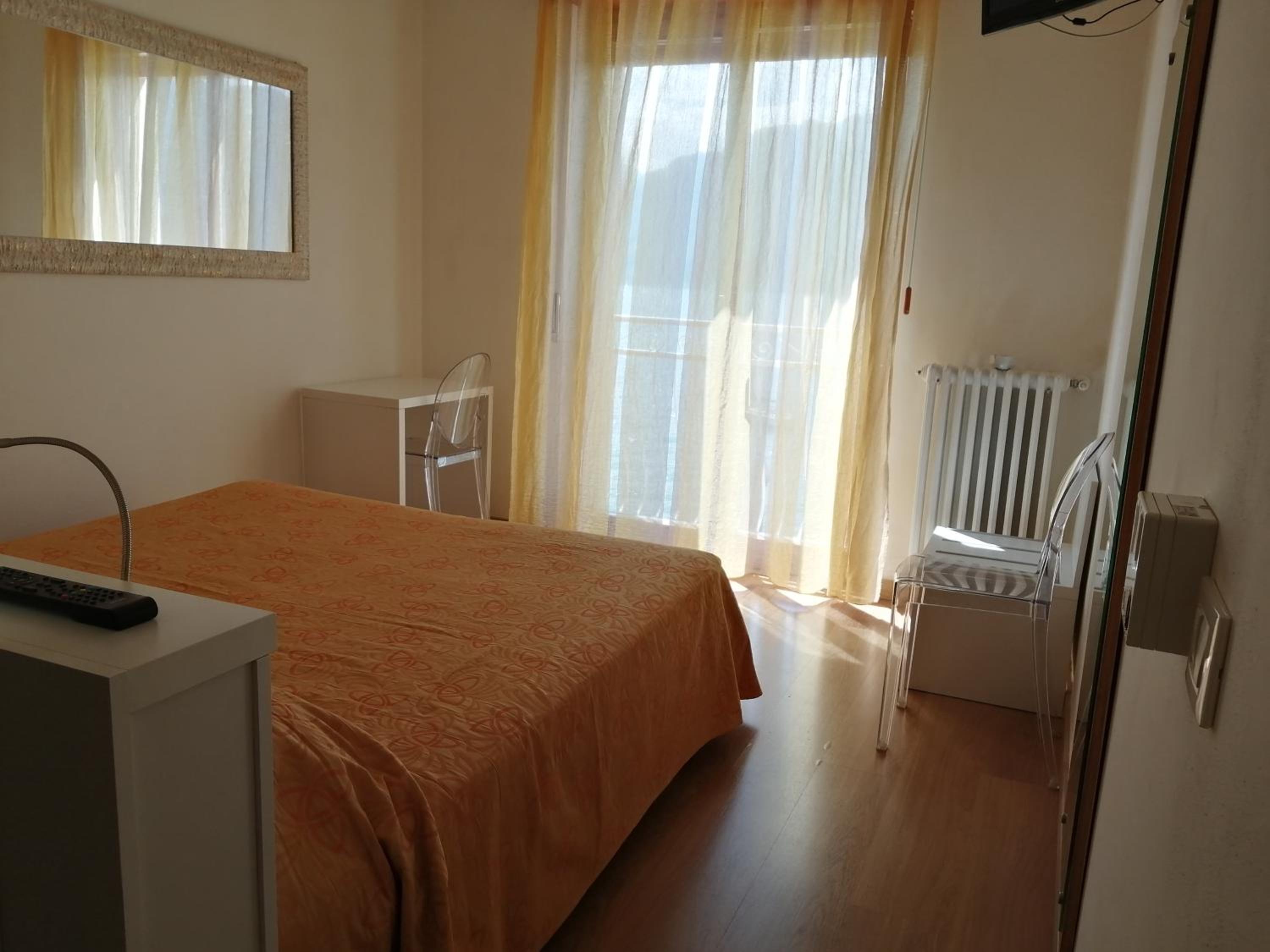 Double Room - Photo 5