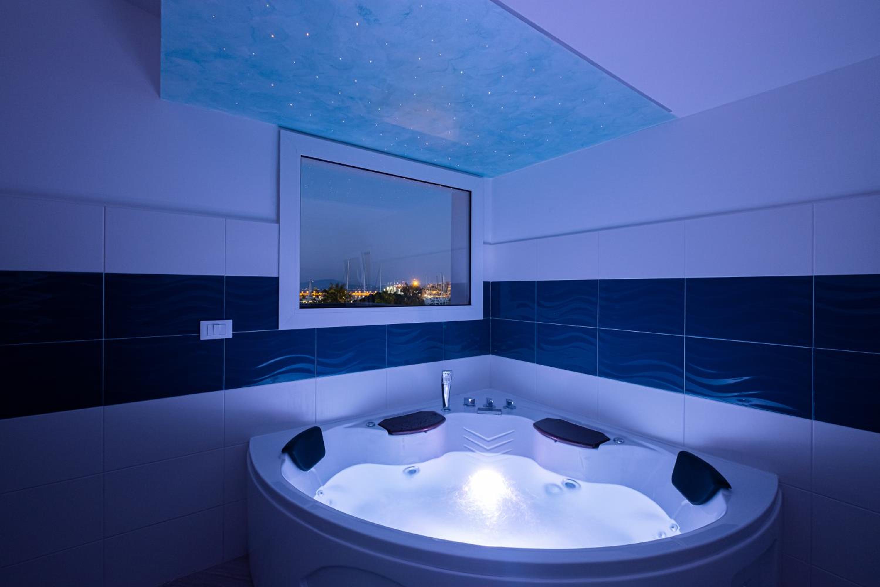 Queen Room with Spa Bath - Photo 16