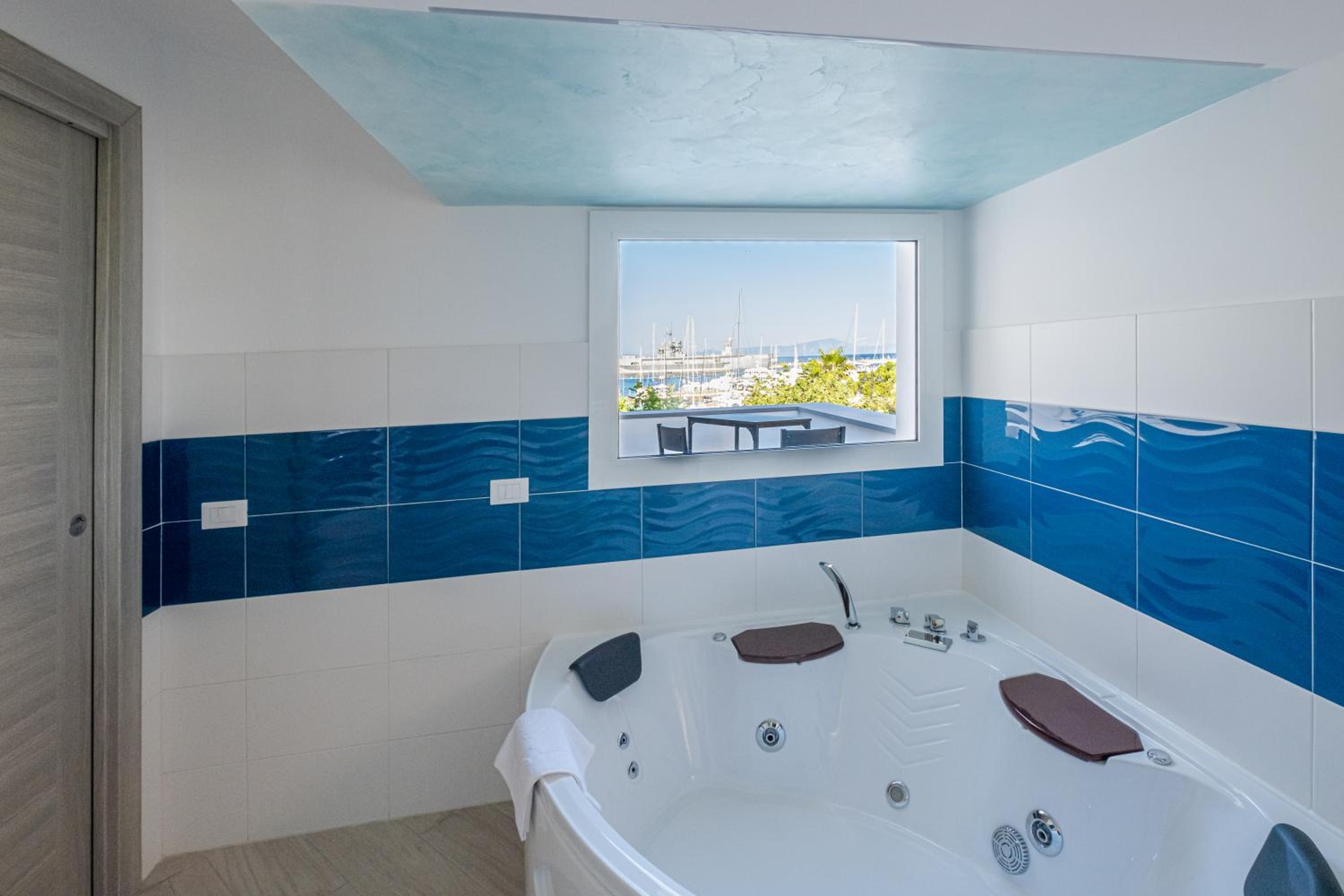 Queen Room with Spa Bath - Photo 10