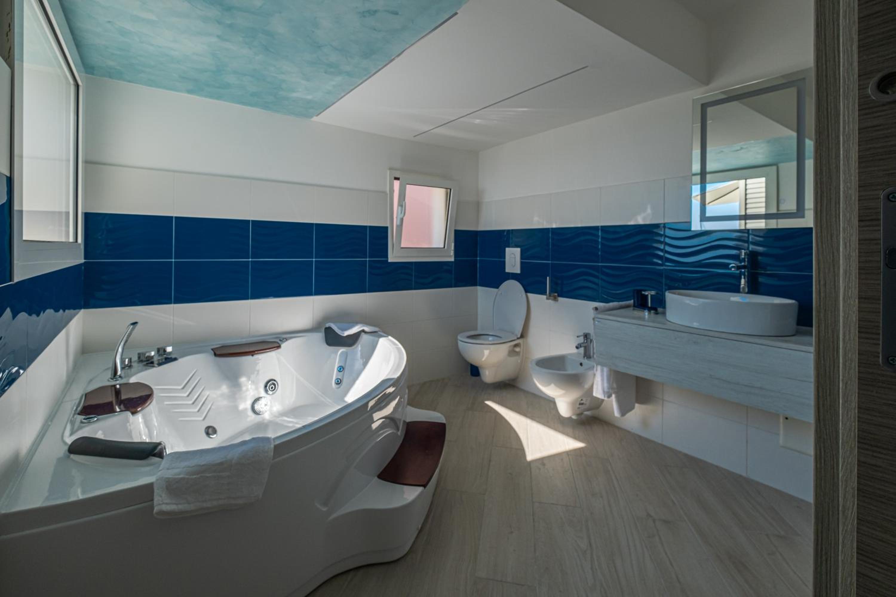 Queen Room with Spa Bath - Photo 11