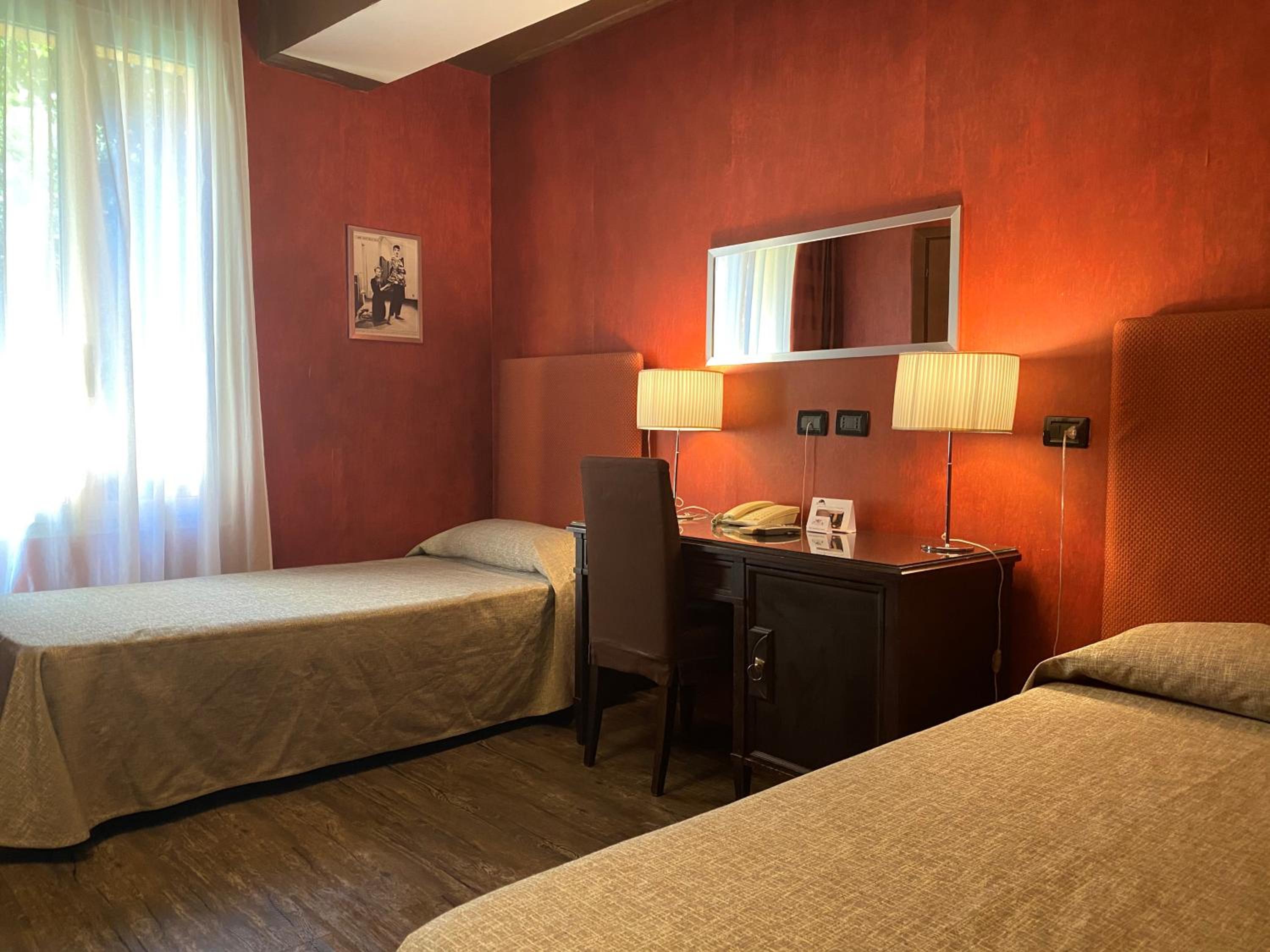 Double or Twin Room - Photo 9